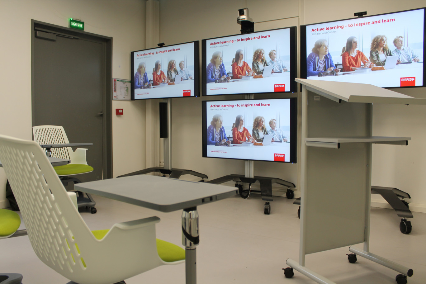 L'hybrid virtual classroom inclut des étudiants en salle et à distance.