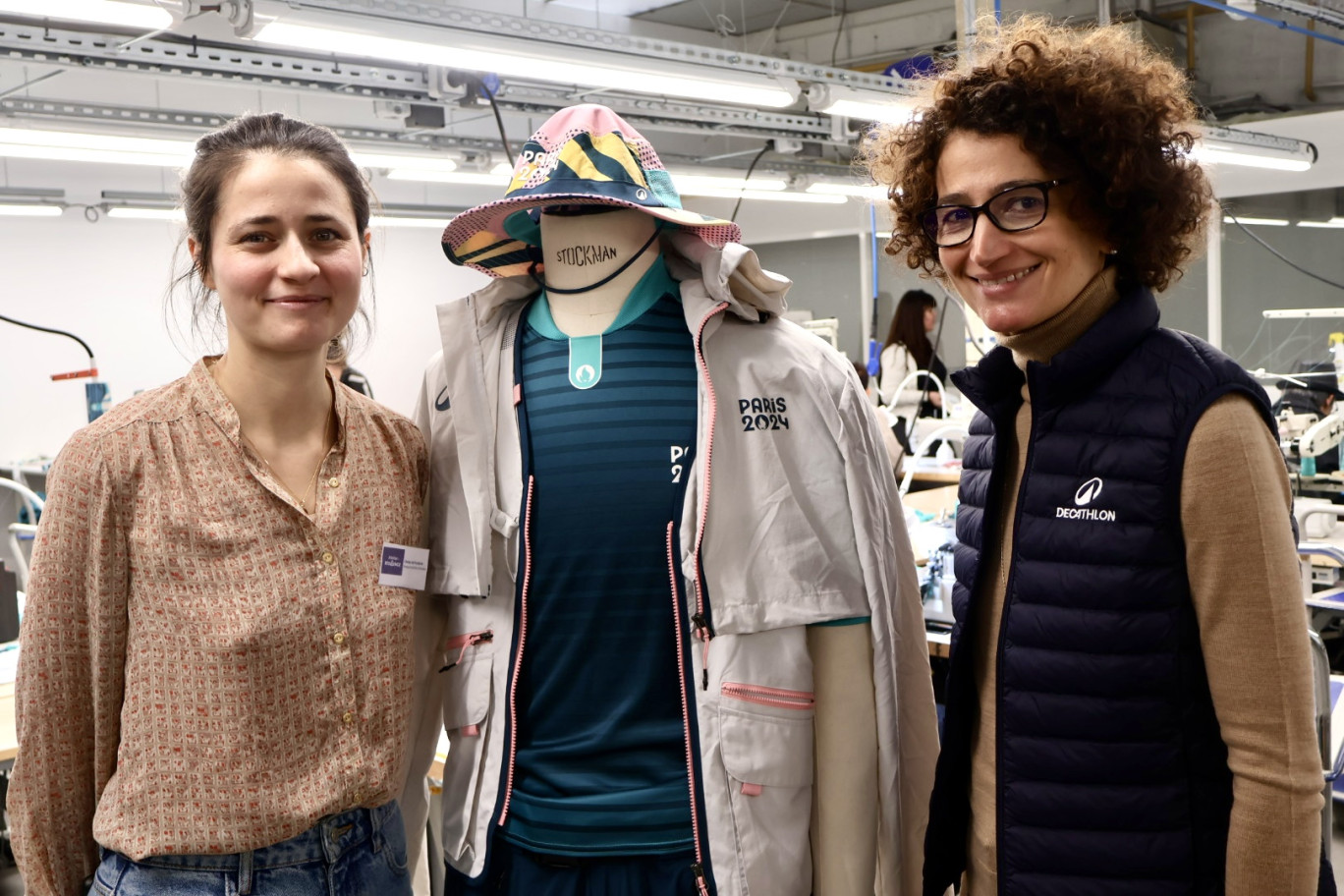 Cindy Hutcheon, responsable de l'atelier Résilience, et Virginie Sainte-Rose, directrice du partenariat Paris 2024 chez Decathlon. © Marine Tesse