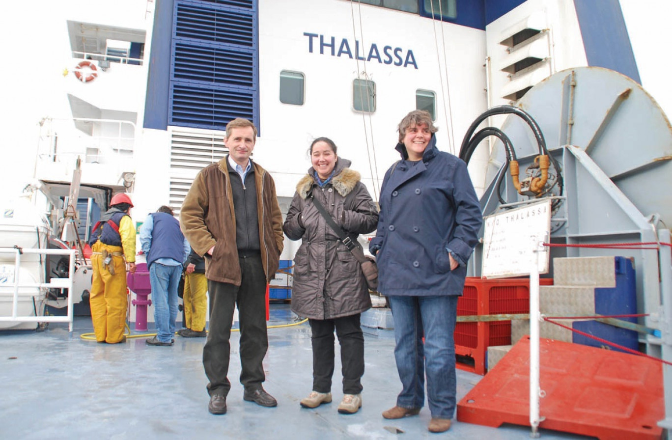 Sur le pont du Thalassa, trois scientifiques du centre Ifremer Manchemer du Nord de Boulogne : Yves Vérin, chef de mission, Sandrine Vaz et Elvire Antajan.