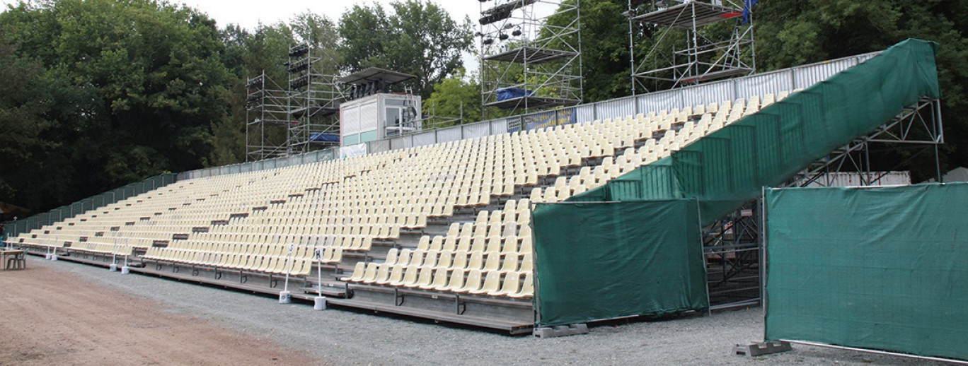 La tribune a une capacité de 1 844 places, nombre de spectateurs maximum par soirée.