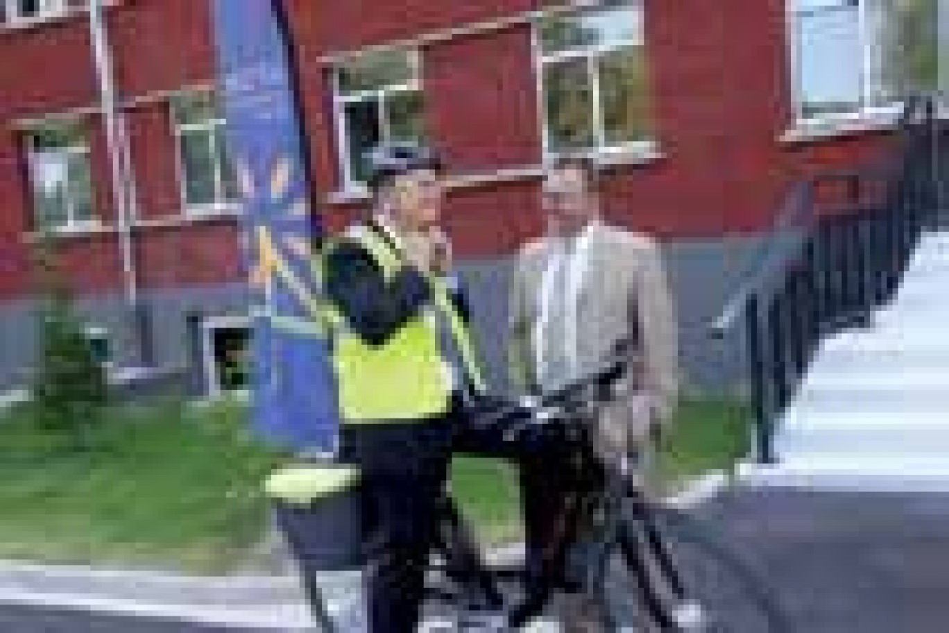Philippe Rapeneau, président de la communauté urbaine d’Arras, (en discussion avec Jean-François Malbranque, vice-président en charge des transports) a décidé de se déplacer en vélo à assistance électrique pour ses déplacements intra-communautaire.
