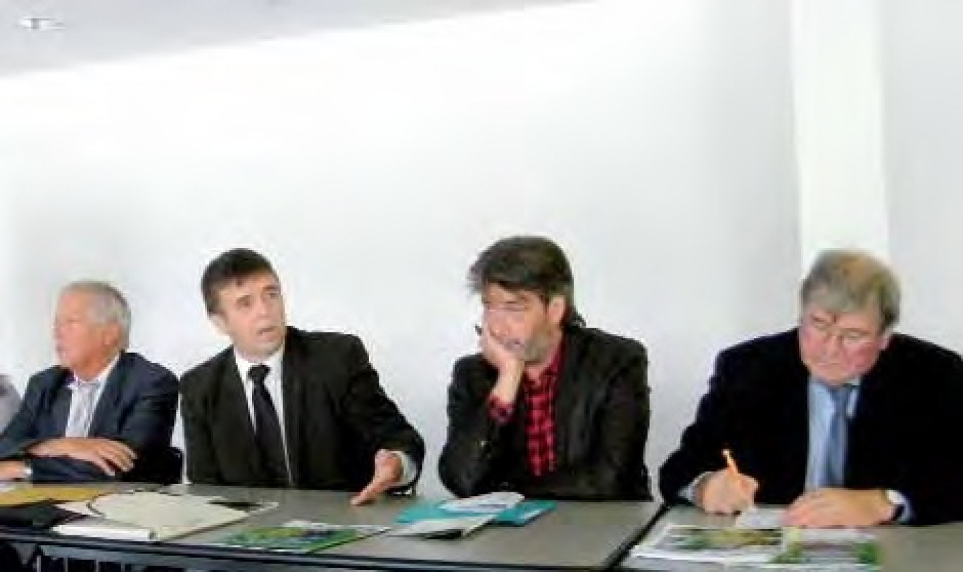 De gauche à droite : Jean Schepman, conseiller général, Damien Carême, maire de Grande-Synthe, Emmanuel Cau, vice-président de la Région, et Marcel Lefevre, vice-président de la CUD.