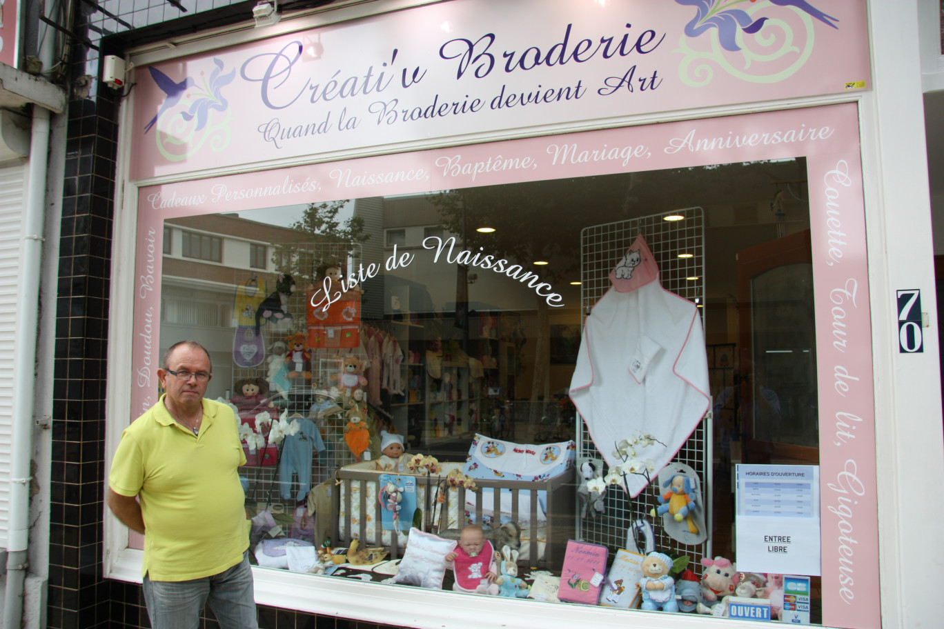 Fabrice Vanroose devant la vitrine de sa boutique, boulevard Lafayette à Calais