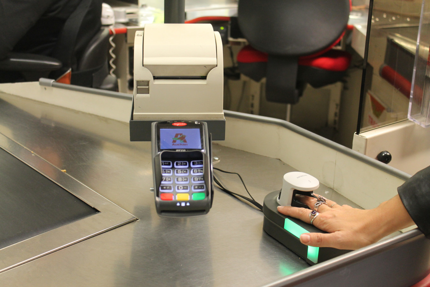 Le paiement biométrique en expérimentation à V2, chez Auchan.