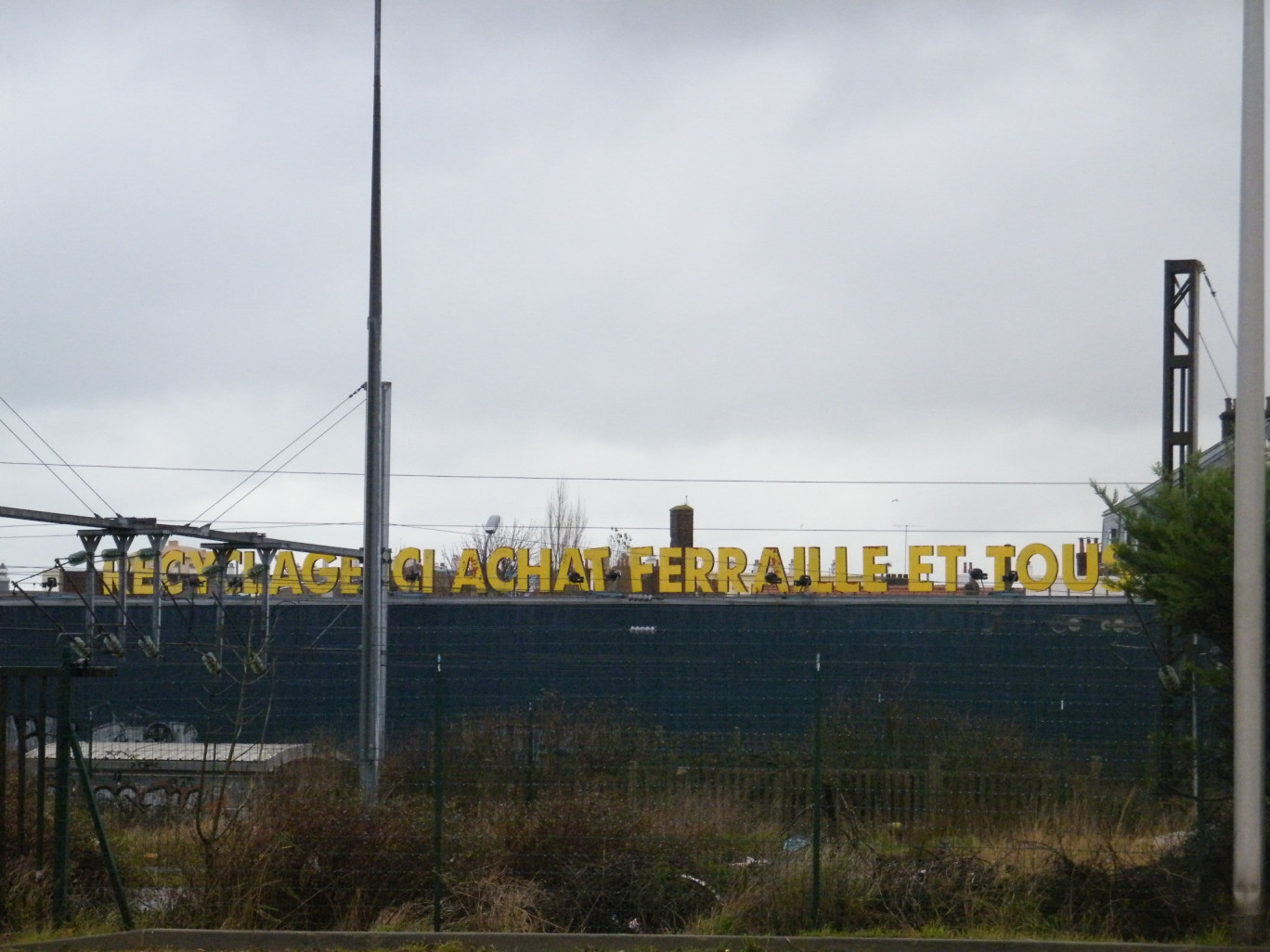 Le site du ferrailleur Vandamme en entrée de ville de Calais.