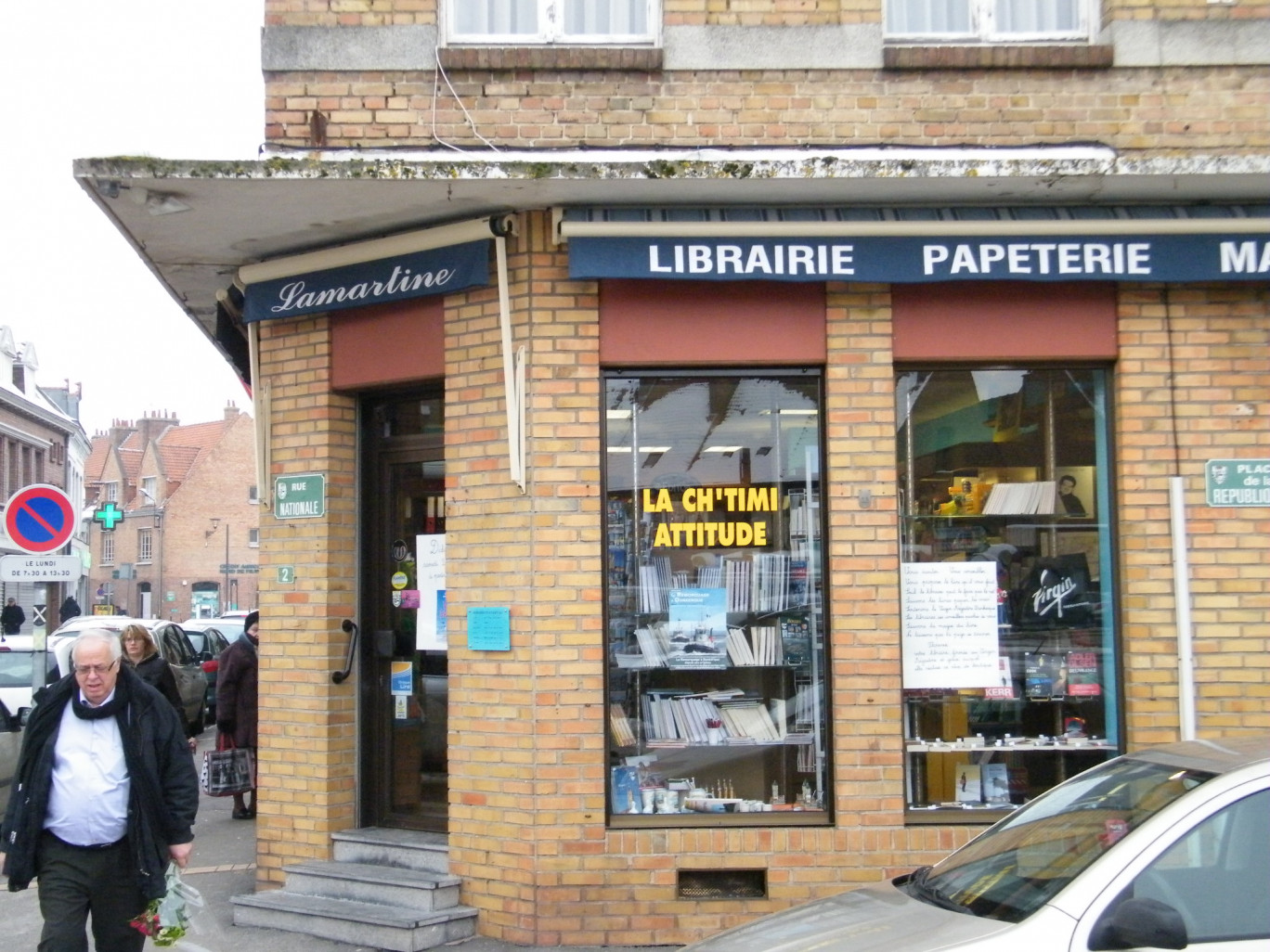 « La librairie Lamartine sur la place de la Mairie à Bergues ».