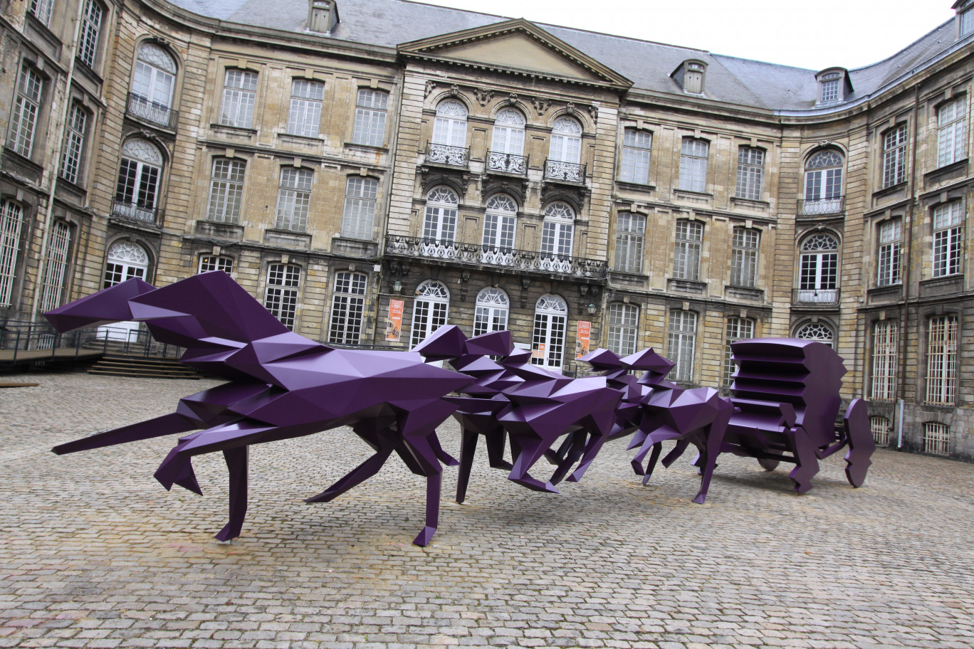 Présentée en 2009 au Château de Versailles, «  Le Carrosse », œuvre contemporaine de l’artiste Xavier Veilhan est installé depuis le 15 septembre 2012 dans la cour d’honneur du Musée des Beaux-Arts d’Arras jusqu’au 25 mars, en résonance avec l’exposition "Roulez carrosses !" qui se tient au musée jusqu’au 10 novembre.