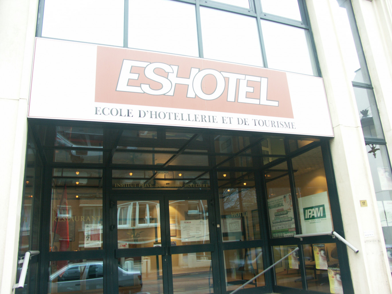 L'ES Hotel et l'IPAM se situent dans le même bâtiment historique de l'école hôtelière, à Tourcoing.