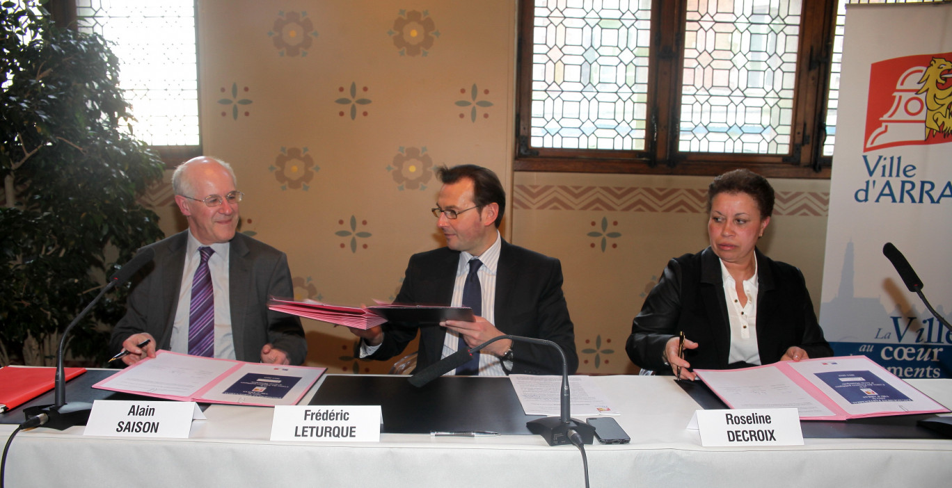 Lors de la signature de la convention de partenariat, de gauche à droite : Alain Saison, directeur départemental des finances publiques, Frédéric Leturque, maire d'Arras, et Roseline Decroix, receveur des finances publiques.