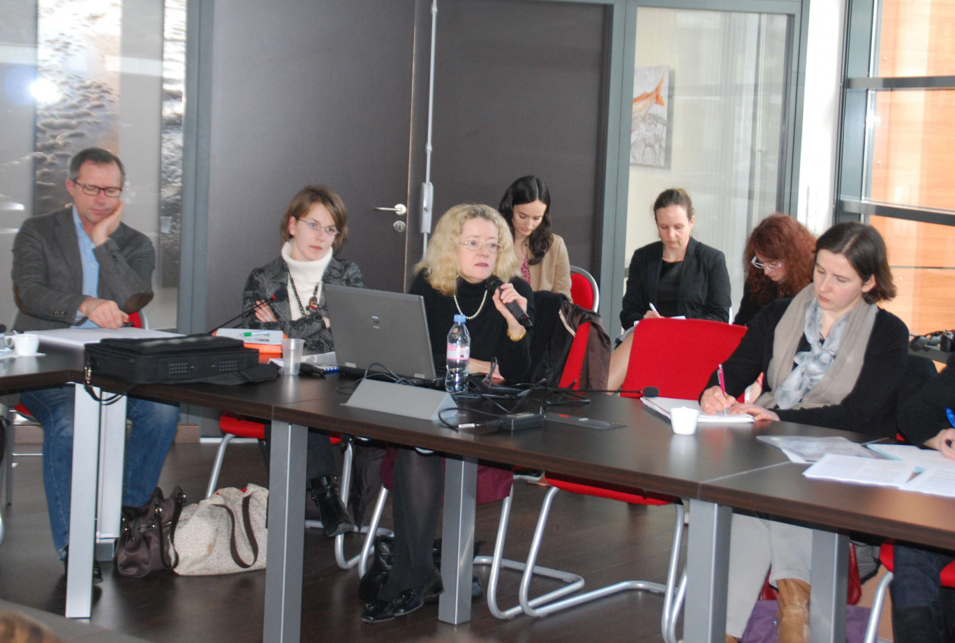 -	De gauche à droite à la table des animateurs : Olivier Poline (directeur de PFI Nouvelles Vagues), Mariz Deniel (Naturalpha), Sophie Dussours (DGCCRF Paris) et Lydie Rembur (Nouvelles Vagues). 