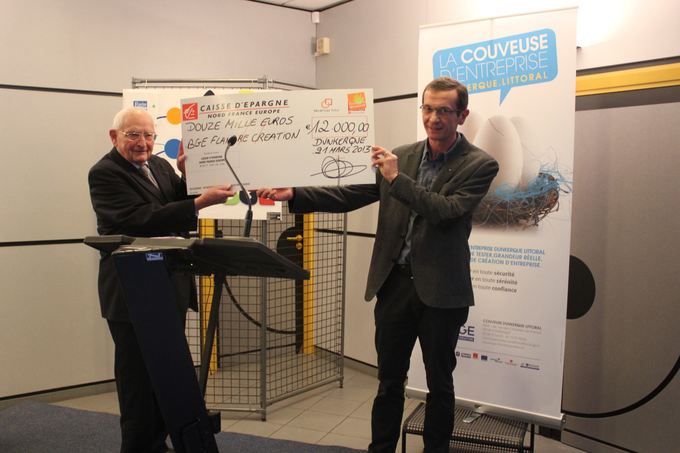 Légende : Remise d’un chèque de 12000€ de la Caisse d’Epargne Nord France Europe pour GBE Flandre Création lors du lancement officiel de la Couveuse Dunkerque Littoral. 
