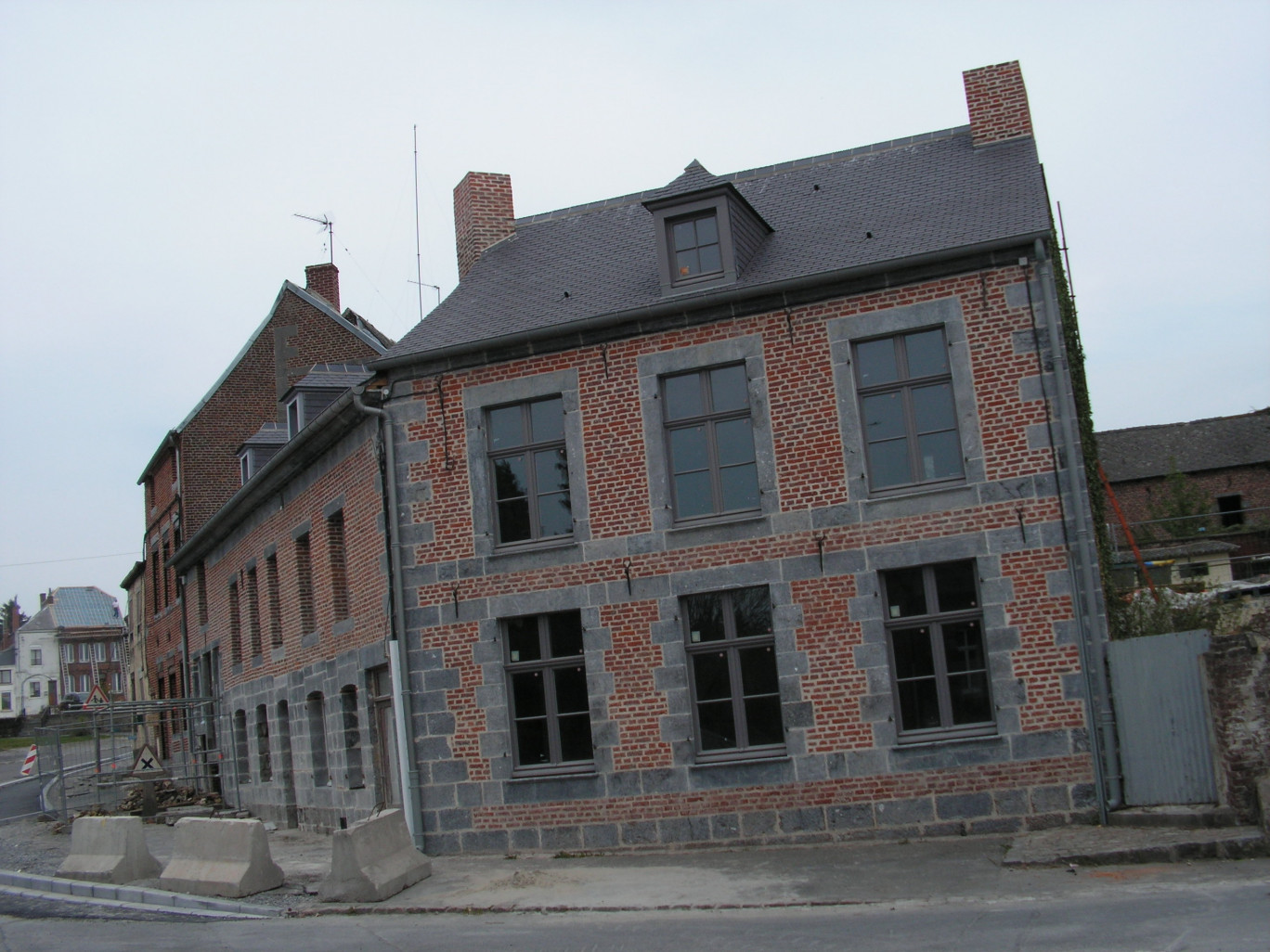 A Maroilles, l’angle de la rue du Moulin et de la rue Principale : une restauration qui ne passe pas inaperçue.
