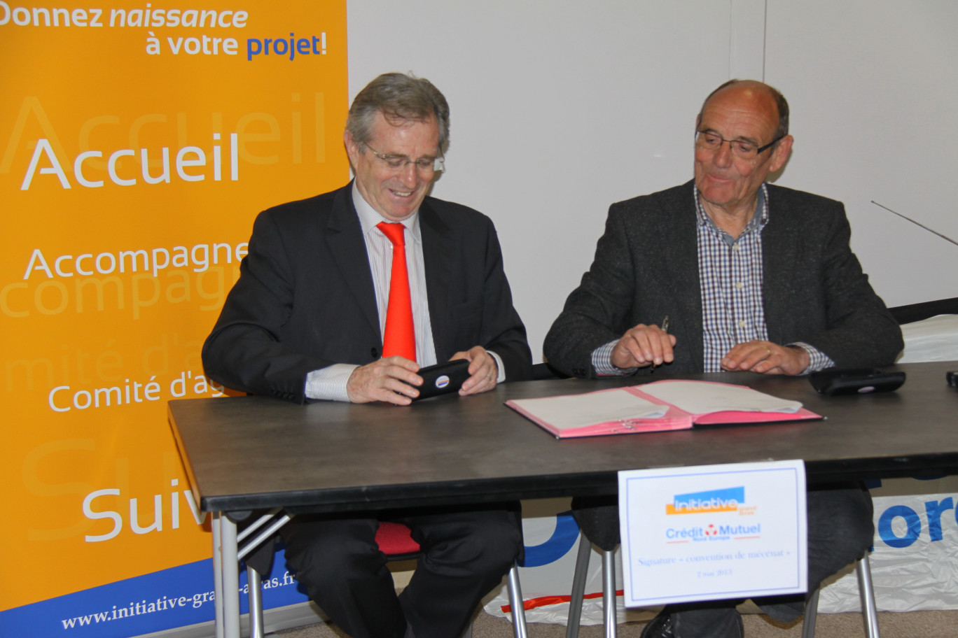 Les signataires de la convention : Philippe Vasseur, président de la Fondation du Crédit Mutuel Nord Europe, et Gérard Delpierre, président d’Initiative Grand Arras.