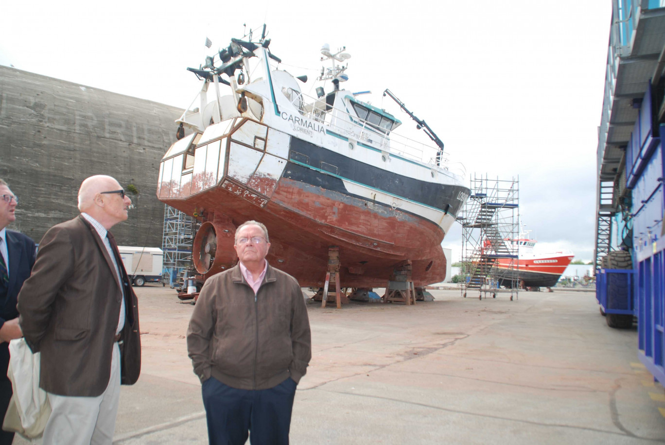 Le président de la Communauté d'agglomération du Boulonnais Jean-Loup Lesaffre et le 1er vice-président Claude Allan, sur l'aire de réparation navale de Lorient.