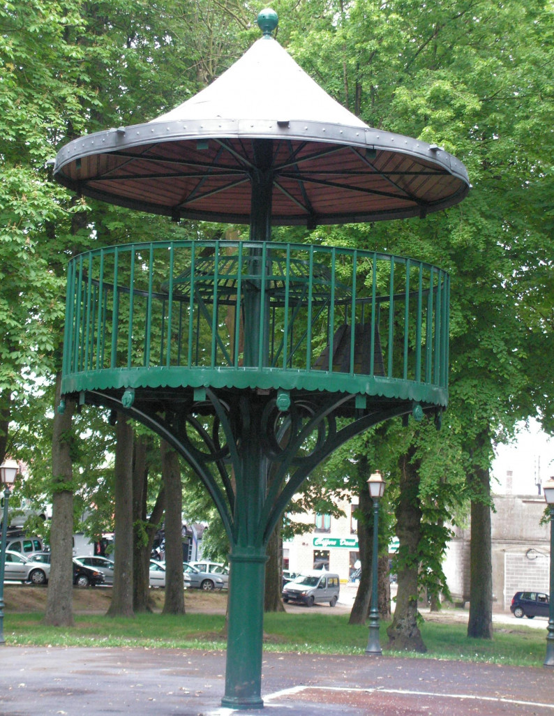 Les kiosques à danser, comme les kiosques à musique, font partie du patrimoine bâti de l’Avesnois. Ici, celui d’Avesnes-sur-Helpe.