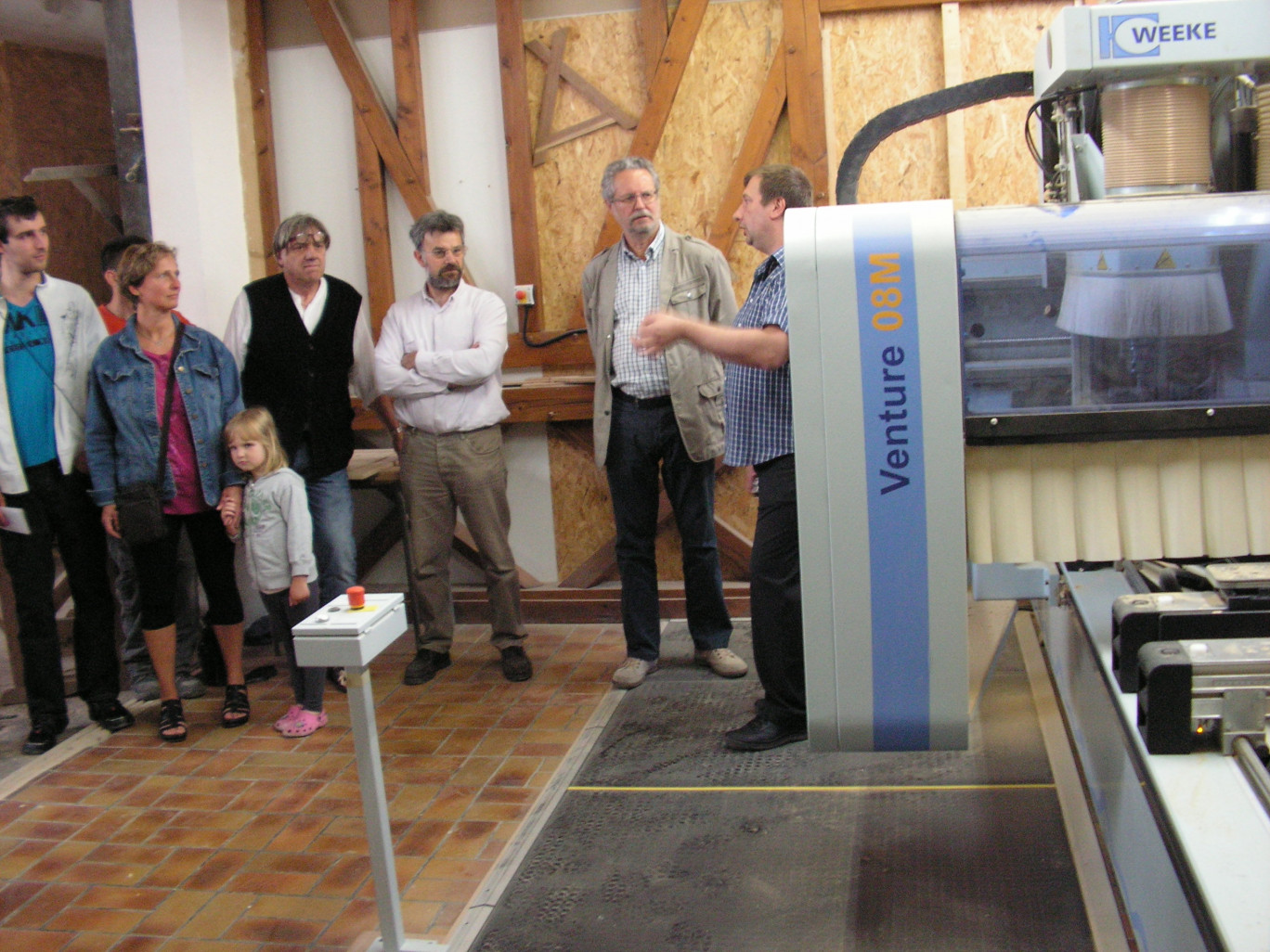 Philippe Breucq, responsable de l’atelier de menuiserie des Compagnons de Jeumont dans le Val de Sambre, près de la frontière belge. Une machine à commande numérique de fabrication allemande.