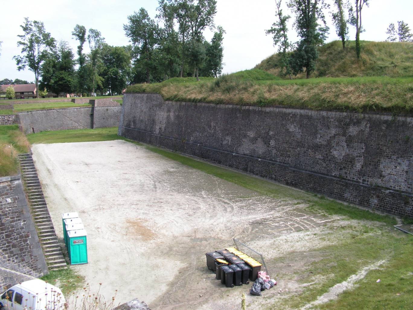 Une vue sur les fortifications de Vauban, de l’autre côté de l’avenue Franklin Roosevelt. C’est par là que le zoo sera étendu avec création d’un passage souterrain.