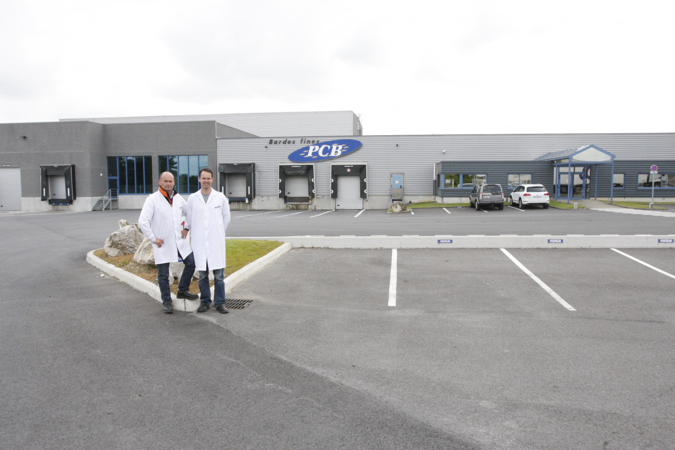 Alexis et Michaël Van de Woestyne devant les locaux de leur entreprise PCB à Vendin-le-Vieil. Sur la partie gauche de la photo, l’investissement avec l’unité de surgélation rapide. 