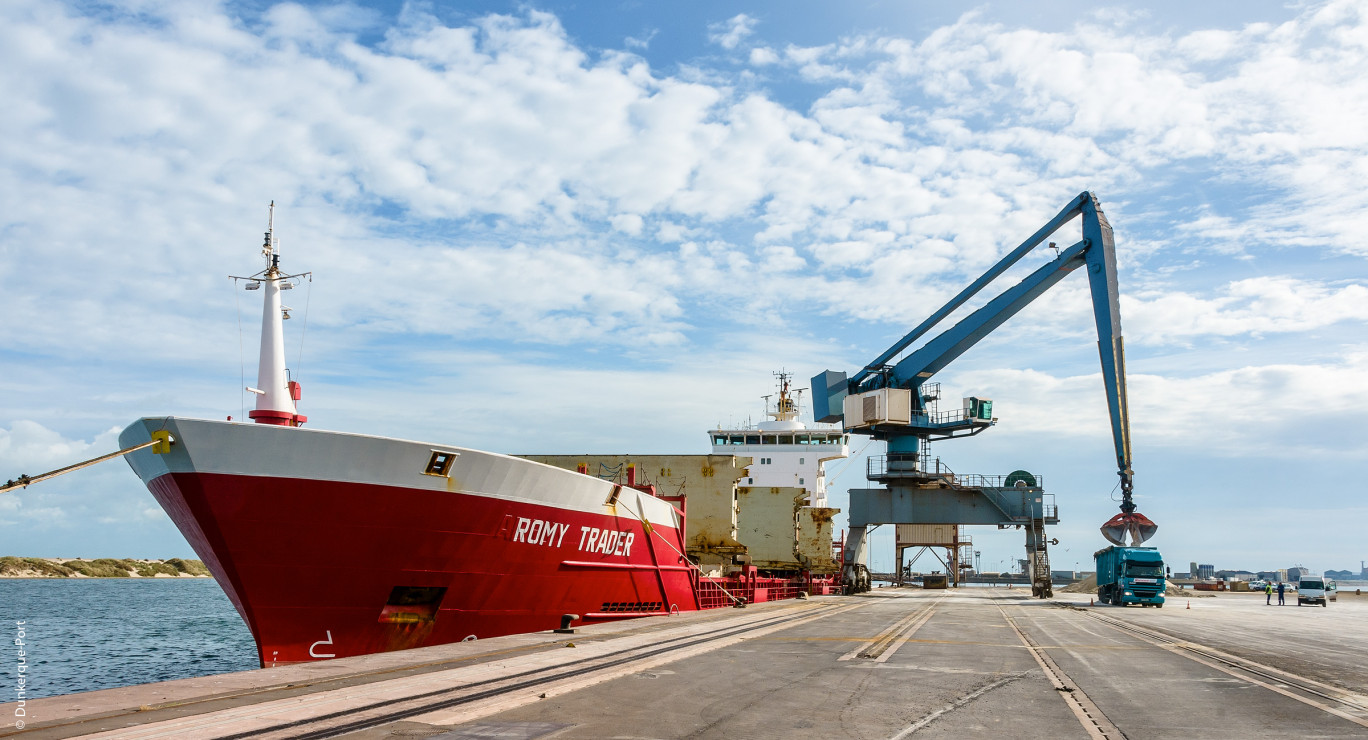 La cargaison de 7 500 tonnes de feldspath, importée par Esan Italia Minerals, est arrivée à bord du ROMY TRADER (132m X 20m) en provenance de Gulluk, en Turquie.