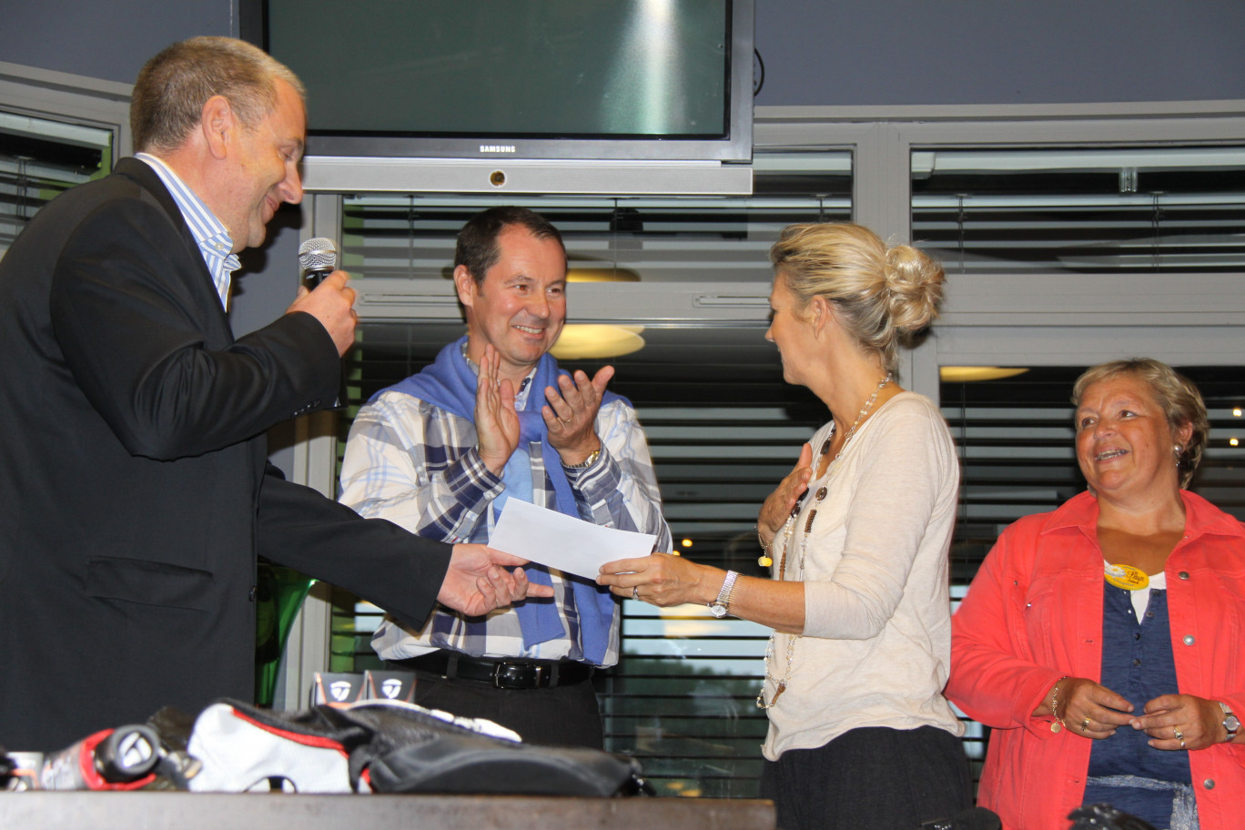 Christine Decherf, présidente de l’association Nénuphar, reçoit un chèque des mains de Luc Delval, trésorier du Rotary d’Arras Vauban, sous les applaudissements de Franck Coquidé, président du club donateur.