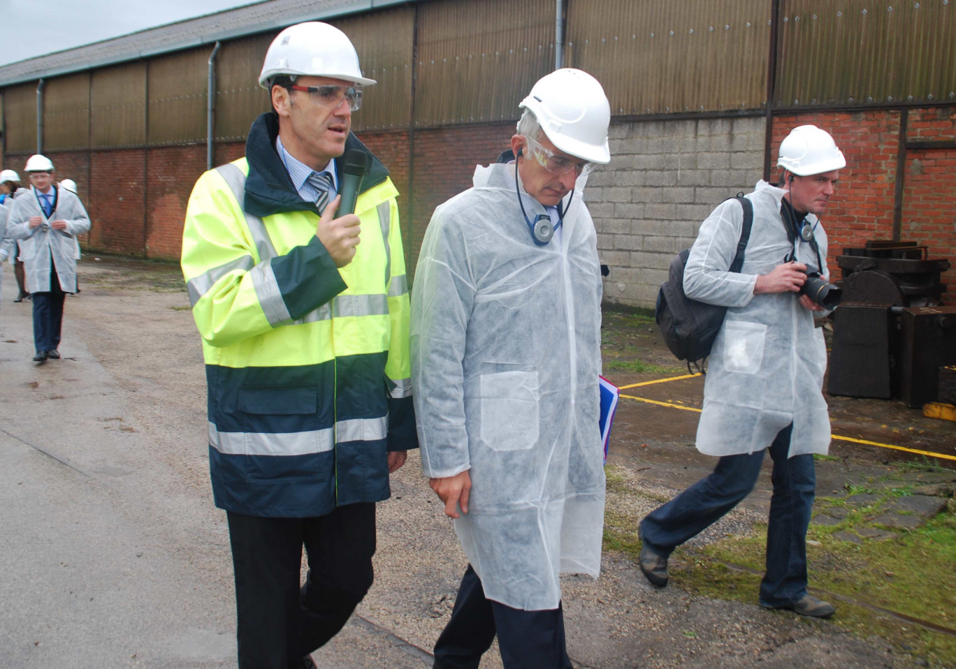 En novembre 2012, le directeur d'Outreau Technologies, Pascal Delgrange (à gauche), avait fait visiter sa fonderie à l'un de ses principaux clients, le patron de la SNCF Guillaume Pépy.
