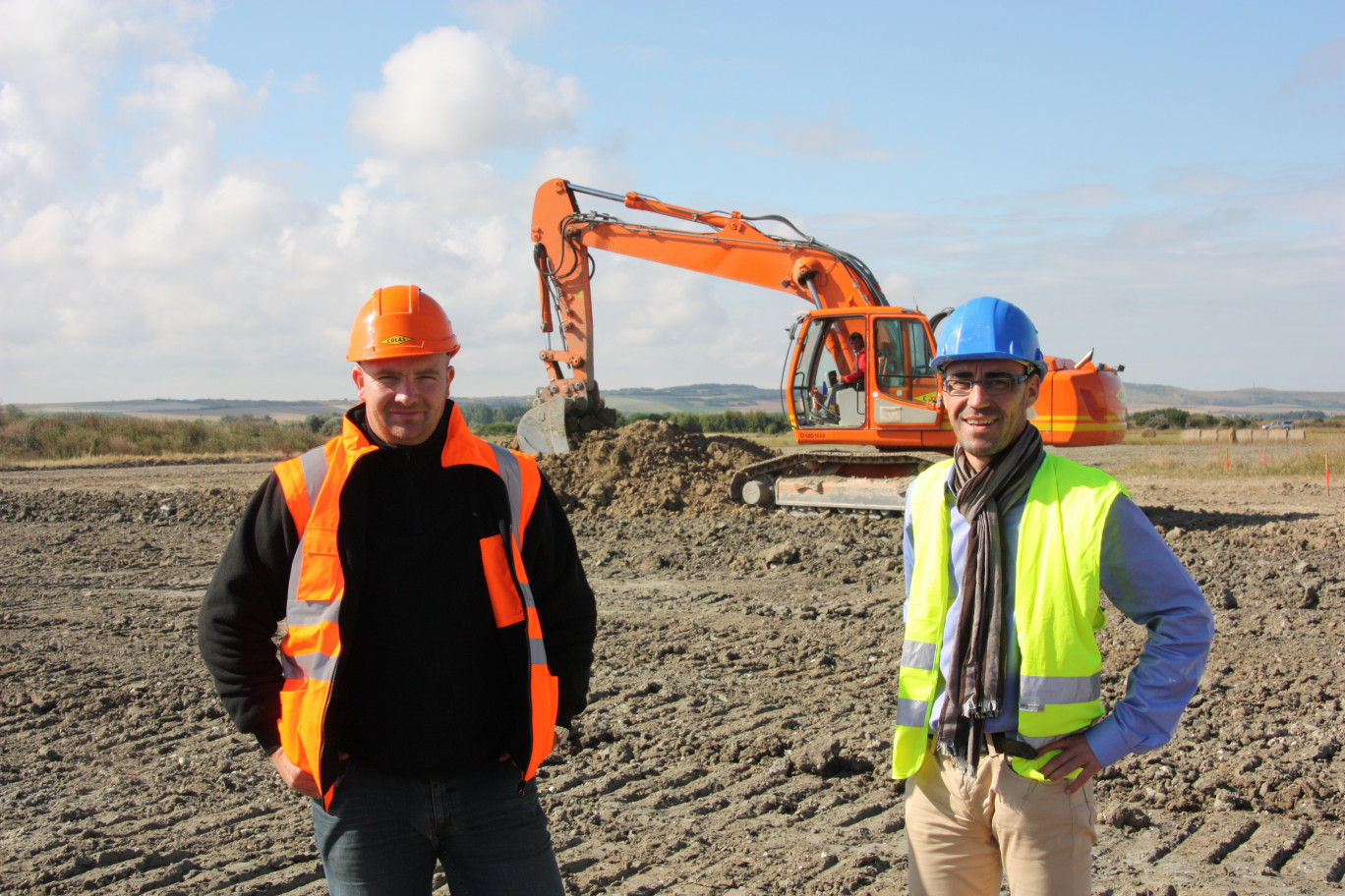 M. Reynald Pierru (à D.) en compagnie de M. Tony Dufour, d'Habitat 62/59 sur le chantier de la 3è tranche du lotissement de la Gloriette à Blériot-Plage.