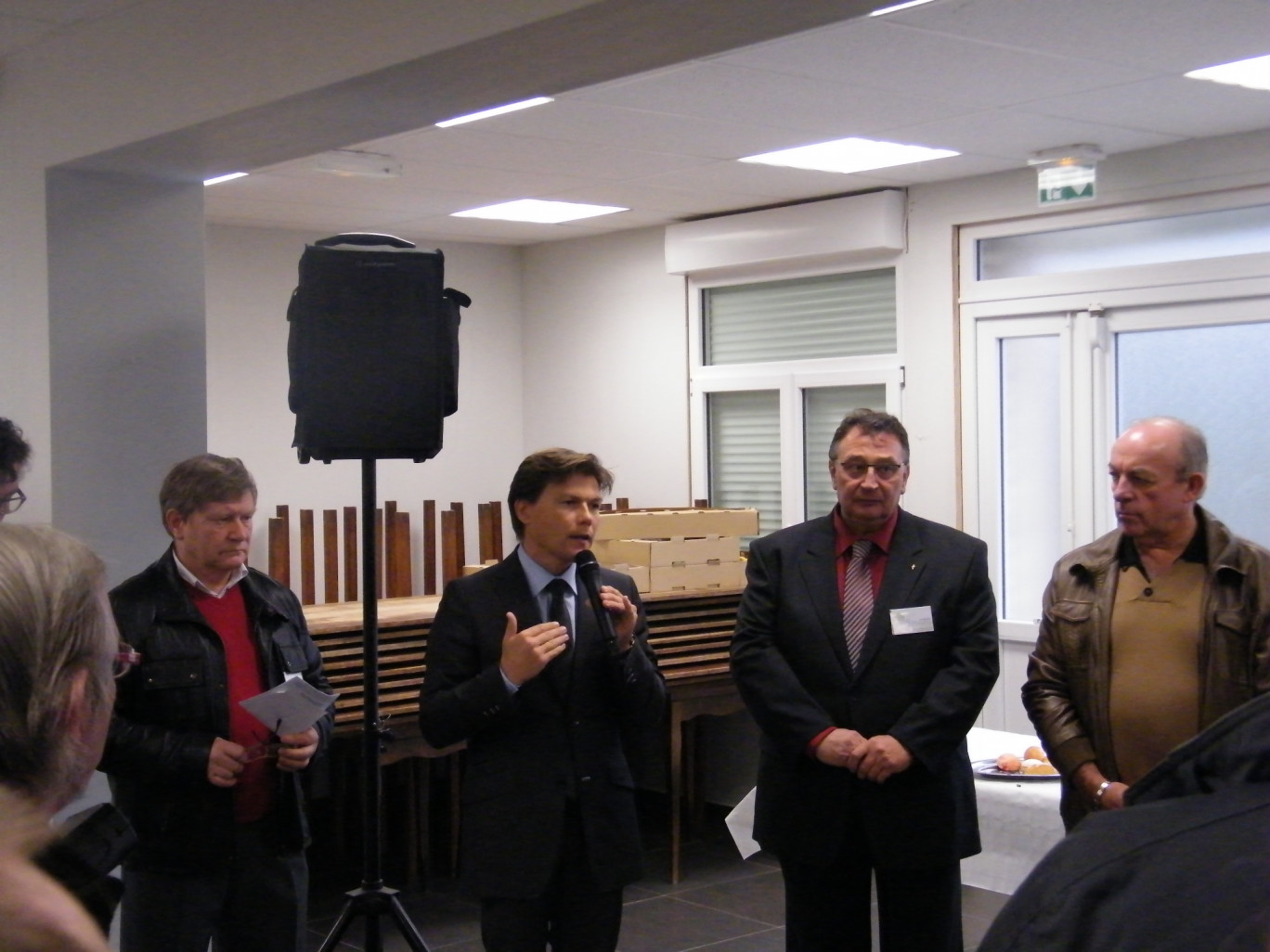 « David Bailleul (au centre), maire de Coudekerque-Branche avec les dirigeants des clubs d’entreprises et des commerçants dans la zone d’activités du Tonkin ».