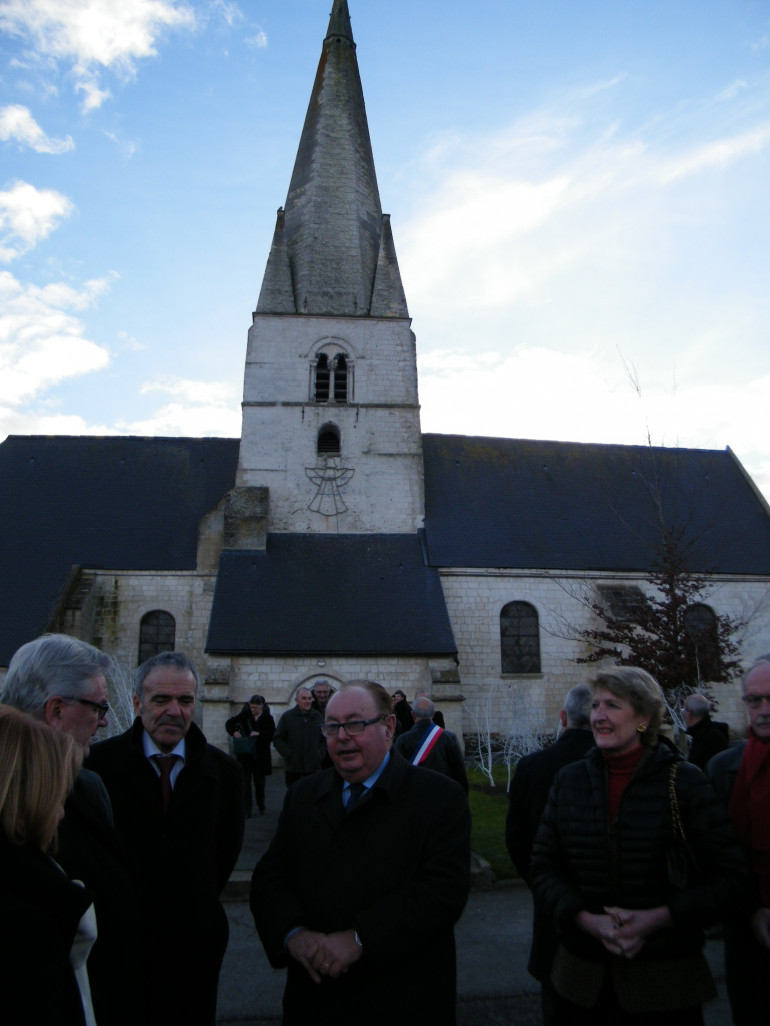 « Dominique Dupilet, président du Conseil Général du Pas-de-Calais, devant l'église d'Esquerdes dans l'audomarois ».
