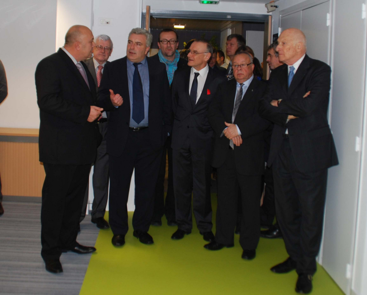Le directeur régional d'EDF commerce a fait visiter le centre client au ministre Frédéric Cuvillier et aux élus de l'arrondissement de Boulogne-sur-Mer.