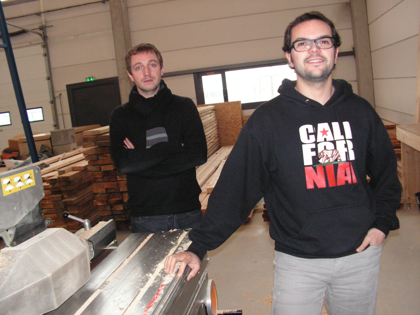 Antoine Corrieri (à droite) et Fabien Deschand, dans la partie atelier du bâtiment relais de Bertry. Ils y sont depuis 2010.
