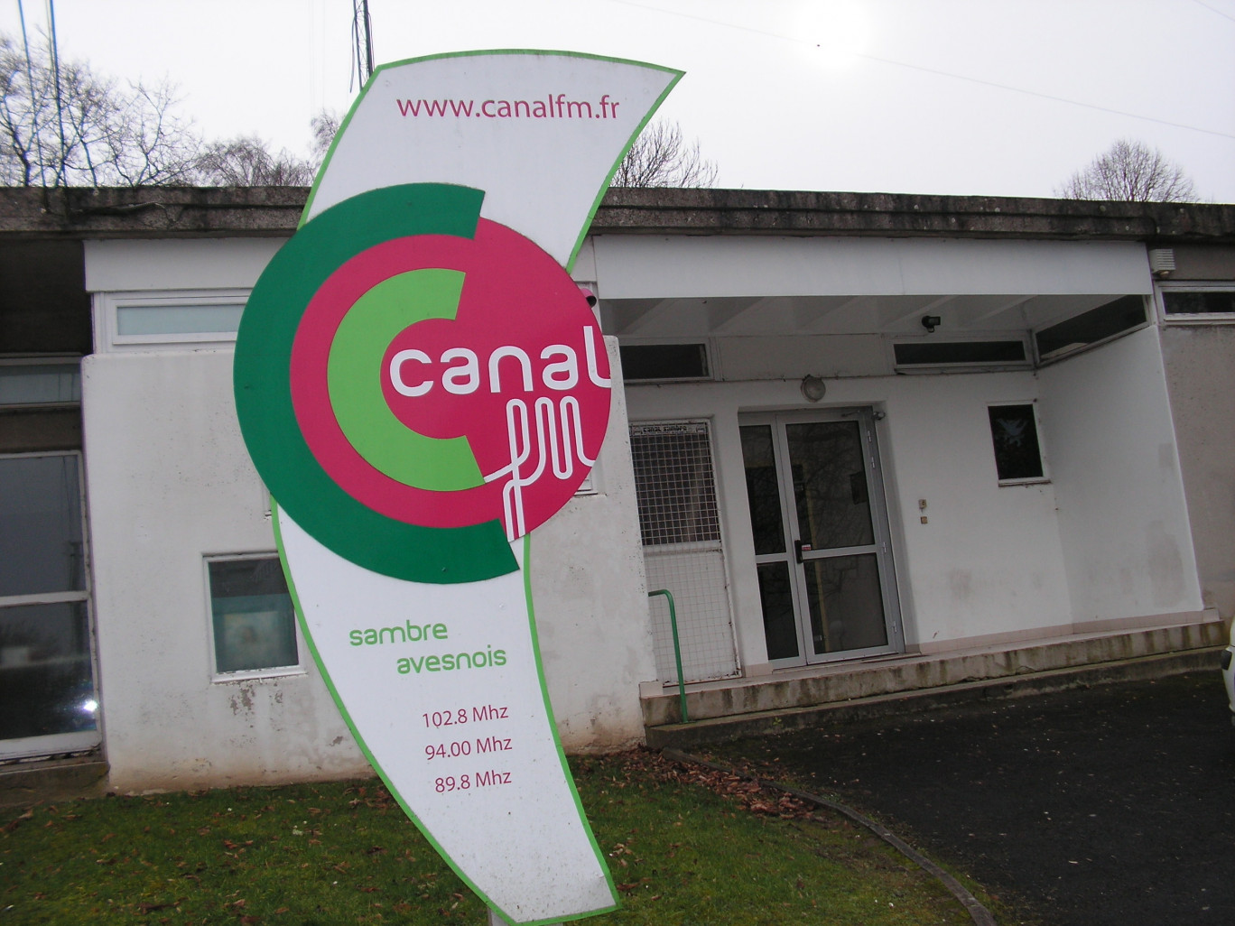 Le totem à l’entrée du bâtiment qui abrite Canal FM Sambre Avesnois. Il s’agit d’une ancienne école, en plain-pied, propriété de la ville d’Aulnoye-Aymeries.