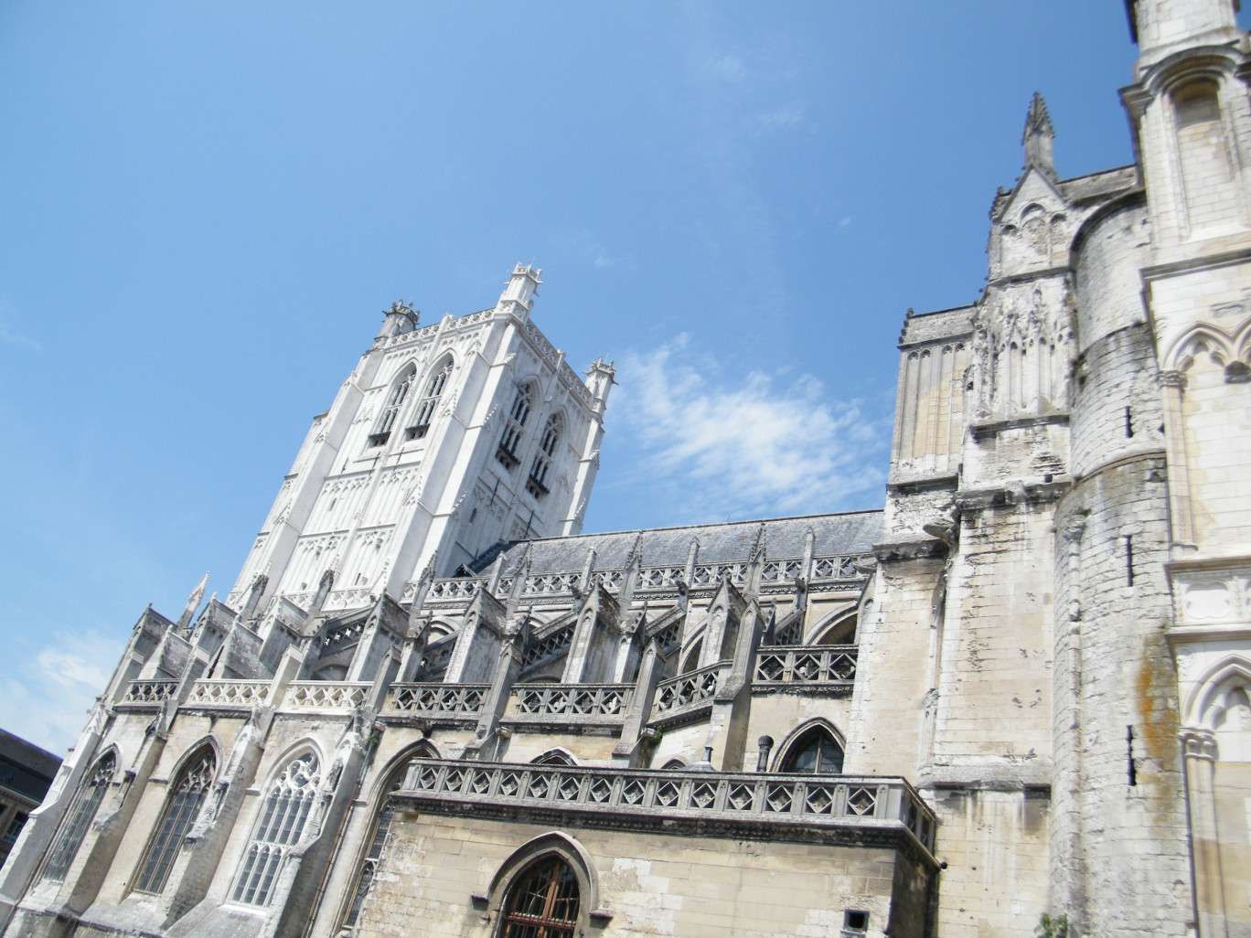 « La cathédrale gothique Notre-Dame à Saint-Omer ».