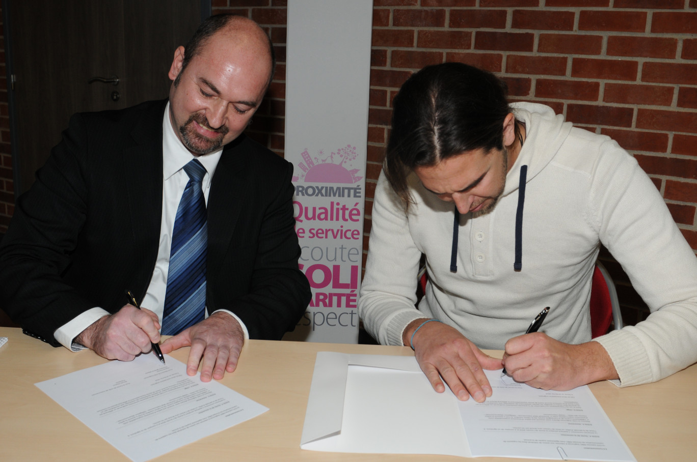 Les dirigeants des différents clubs sportifs ont signé une convention de partenariat avec Patrick Fessier, directeur général adjoint en charge du pôle territoires et clientèle.