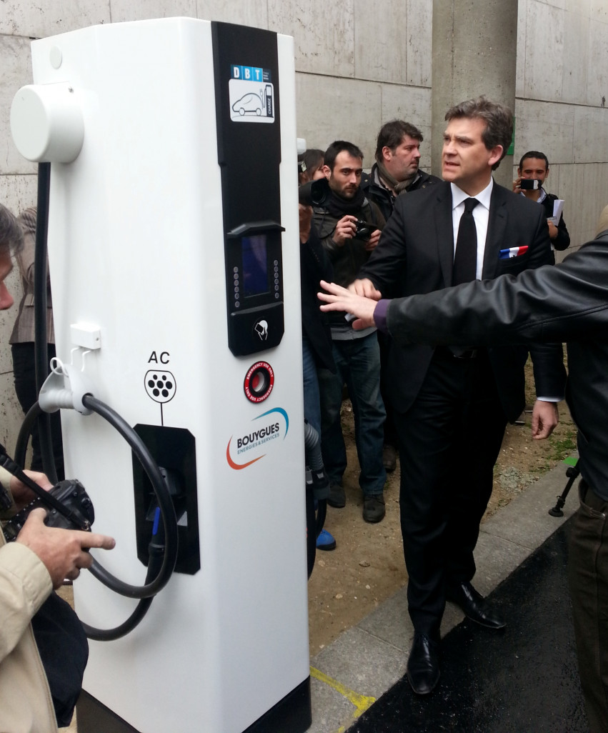 Arnaud Montebourg, ministre du redressement productif, a inauguré à Bercy la première borne de recharge rapide DBT-CEV installée par le groupe Bouygues énergies &amp; services en partenariat avec Nissan.