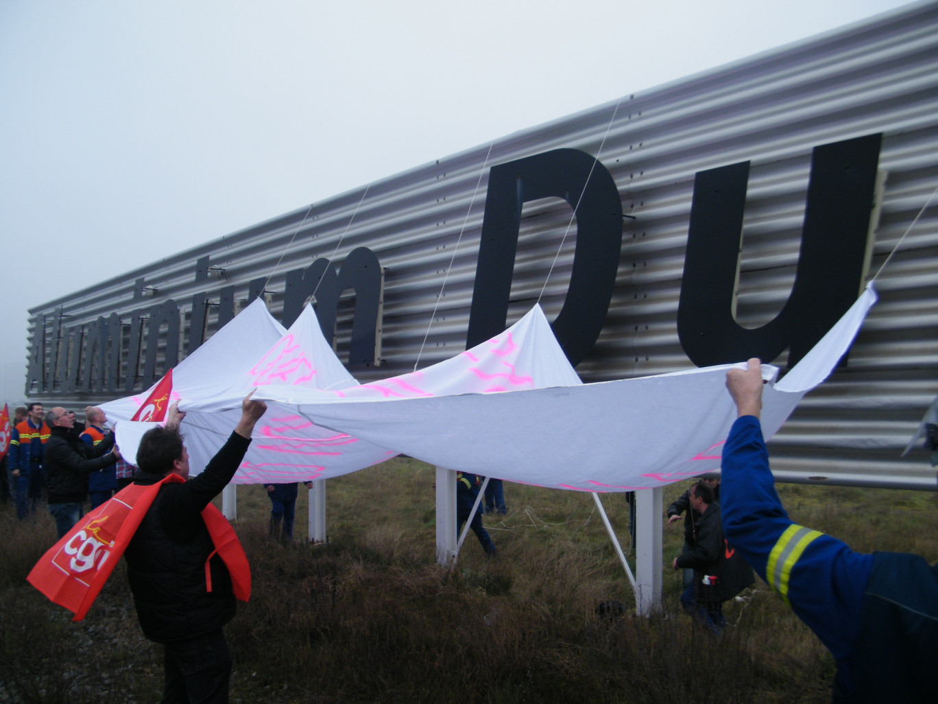 « Les salariés d'Aluminium Dunkerque ont manifesté fin mars avant de connaitre le contenu du plan de suppression de postes ».
