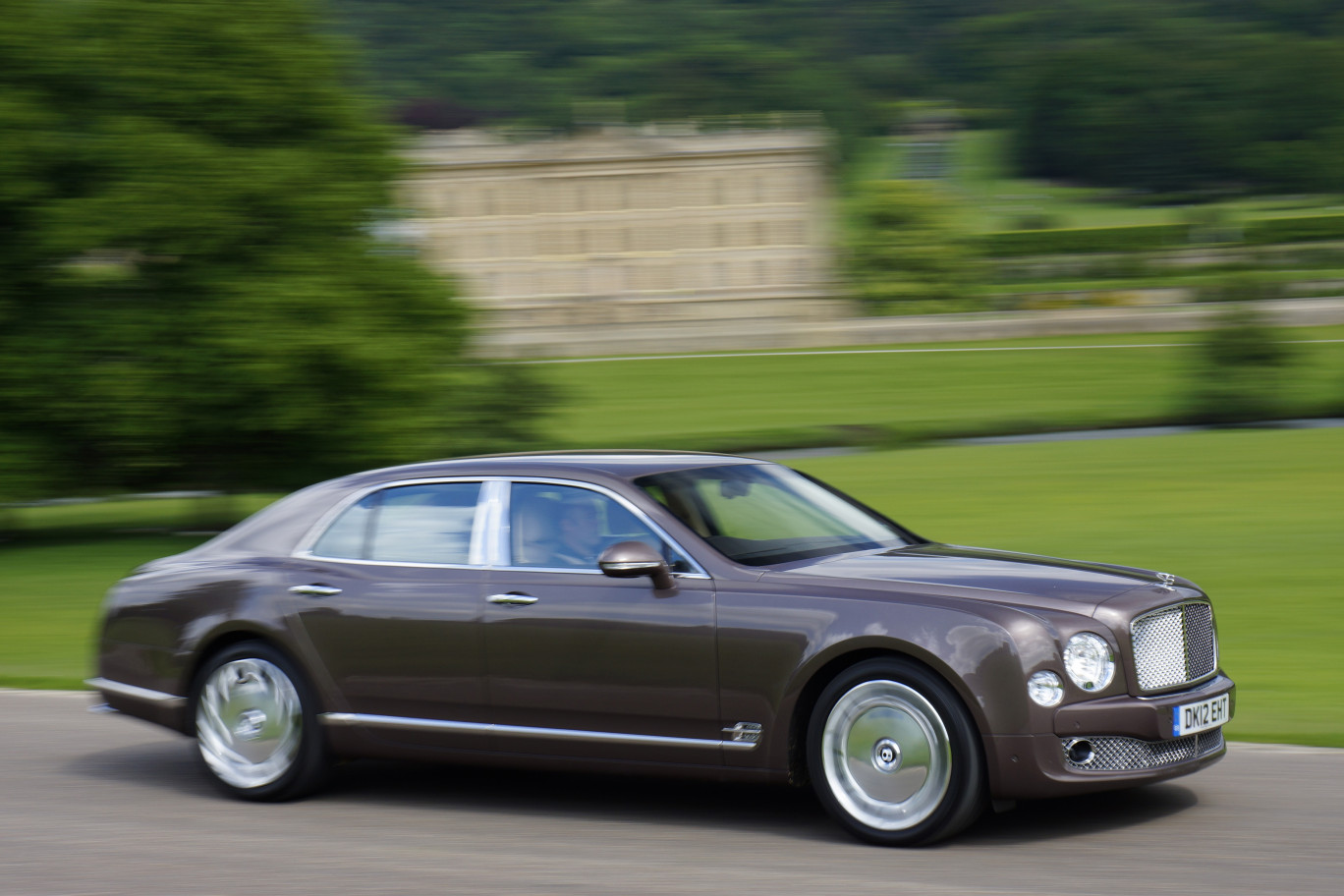 Coup de cœur particulier pour la Bentley Mulsanne, véritable palace roulant, la voiture propose des équipements dignes des plus grands hôtels. A bord, la qualité des matériaux se voit du premier coup d’œil, le confort et exceptionnel. On a le droit de rêver… 
