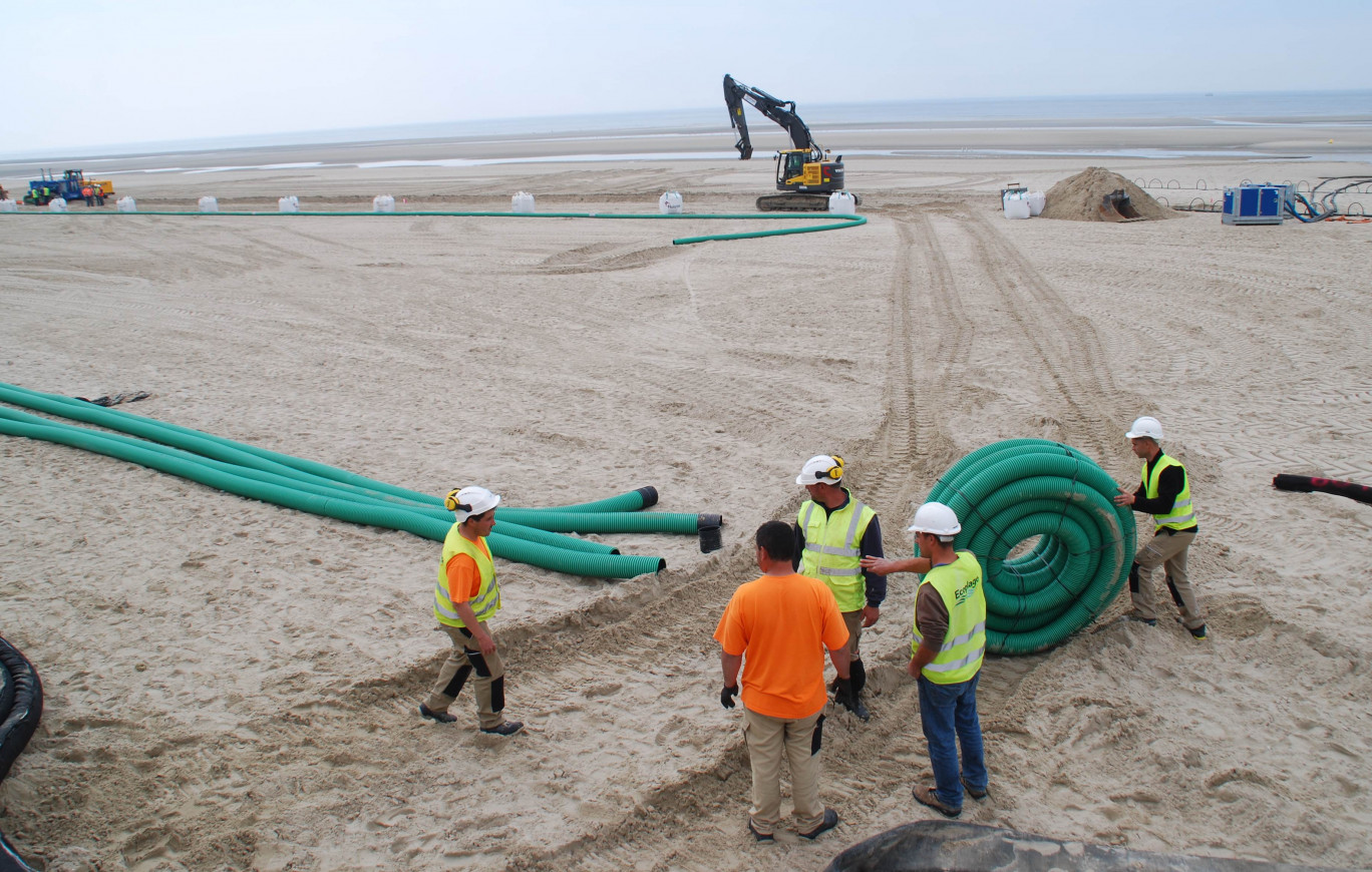 Les drains sont enfouis dans le sable à deux mètres de profondeur.
