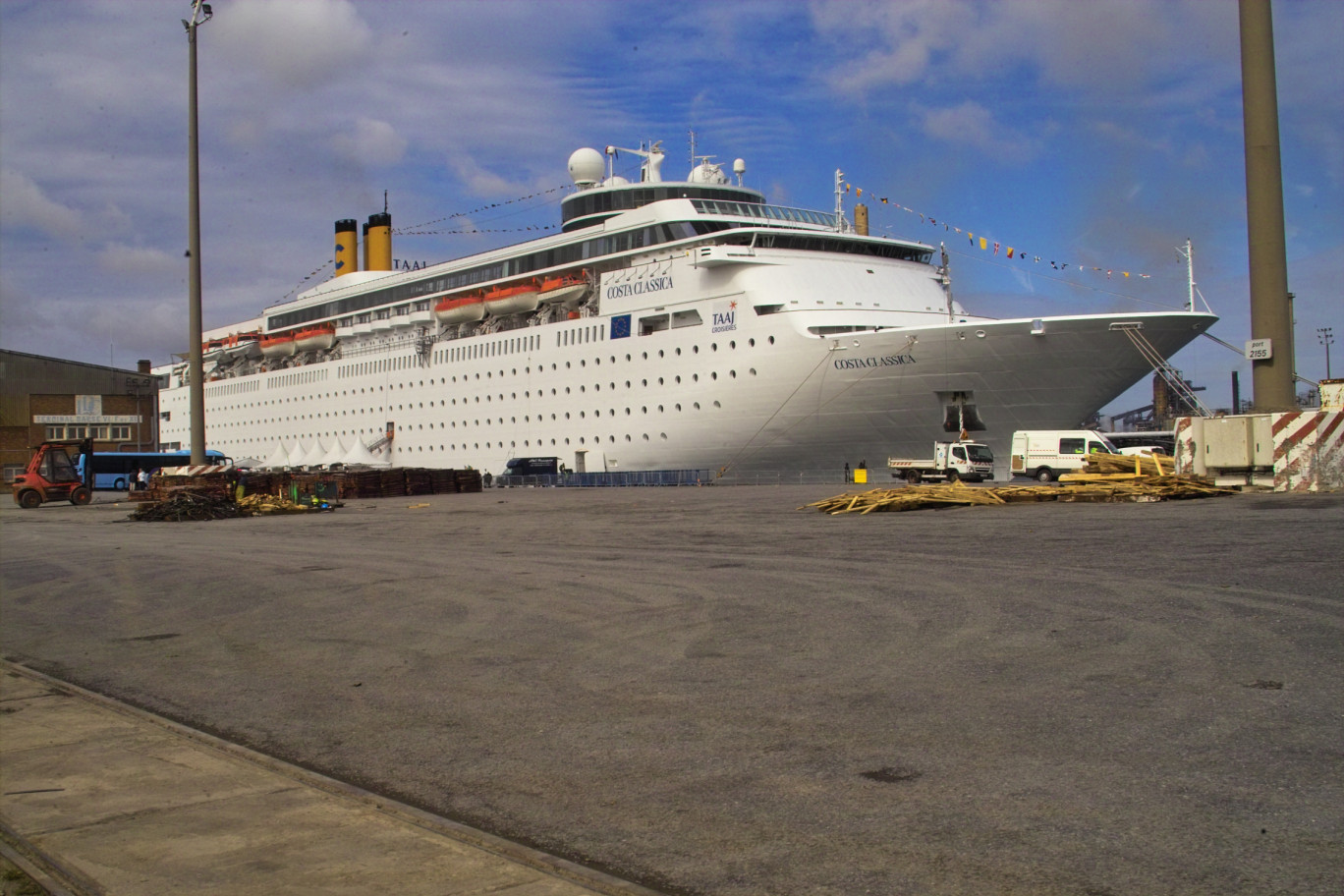 D’une longueur de 221 mètres et d’une capacité de 1200 passagers adultes, le « Costa Classica » est le plus important des paquebots de croisière accueillis sur le site.