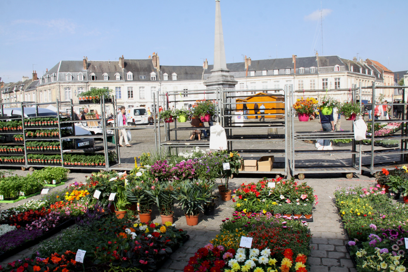 La place octogonale Victor Hugo d’Arras, ensemble architectural du XVIIIème siècle,  est le lieu idéal pour accueillir chaque année le marché aux fleurs du 1er mai.