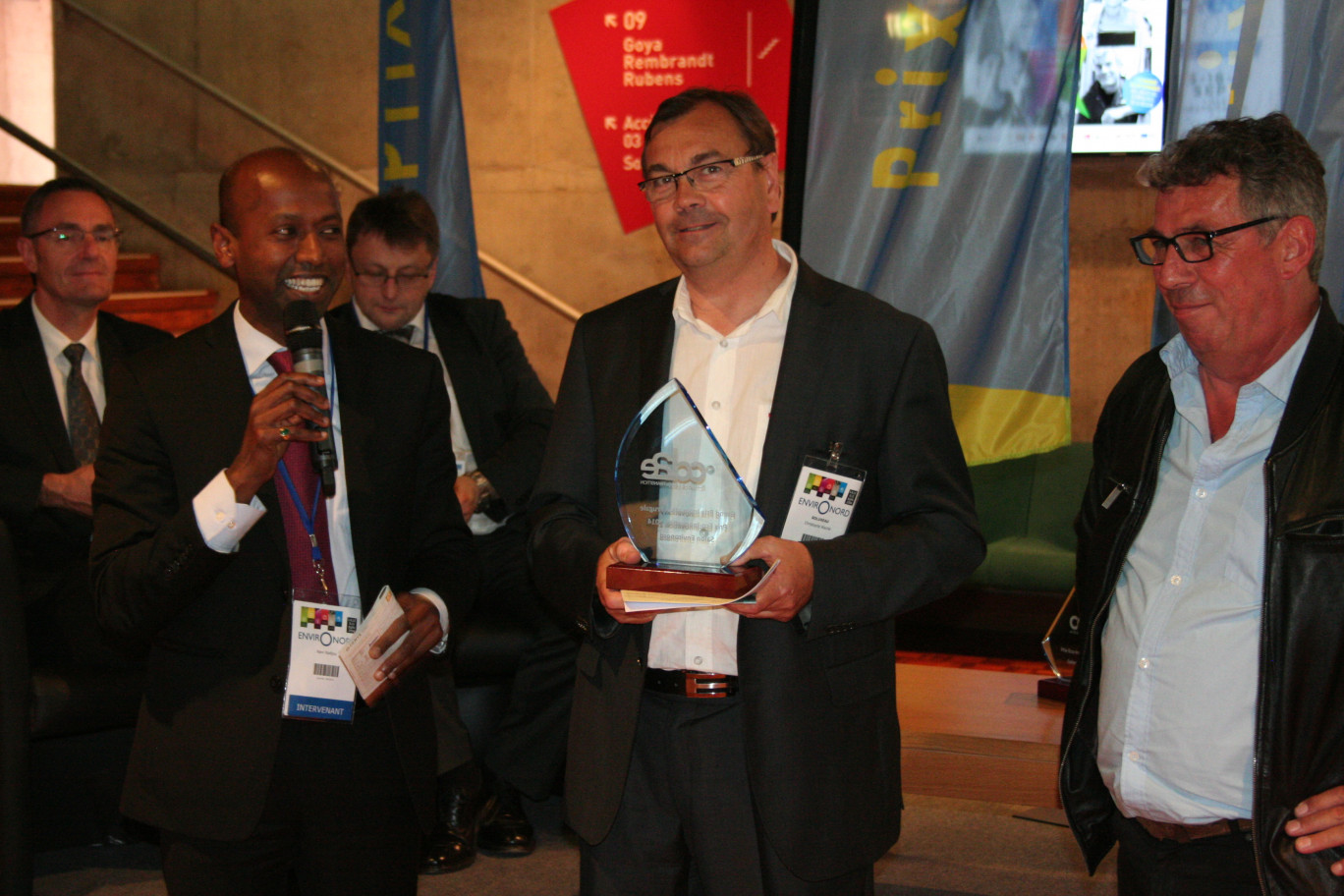 Ravi Nadjou (à gauche) souligne le caractère innovant de l’invention de Christophe Waché et de Jean-Claude Munerez. 