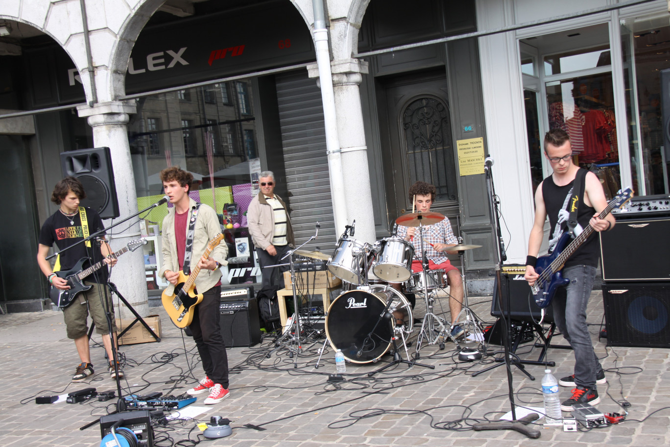 Un jeune groupe se produisait sur la Place des Héros à Arras.