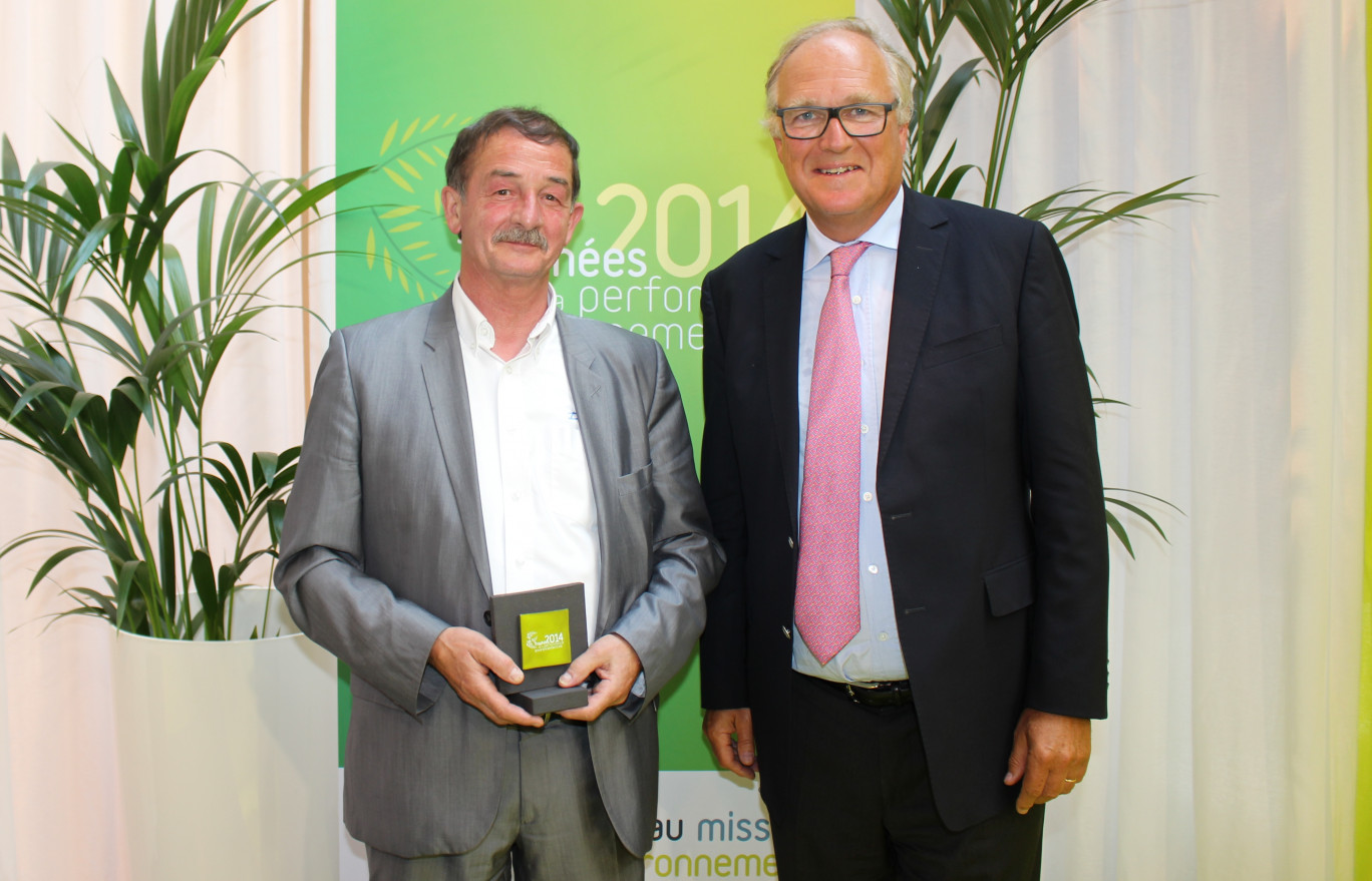 Freddy Décima, dirigeant de Décima, vient de recevoir son trophée Prix spécial énergie des mains de Marc Roquette.