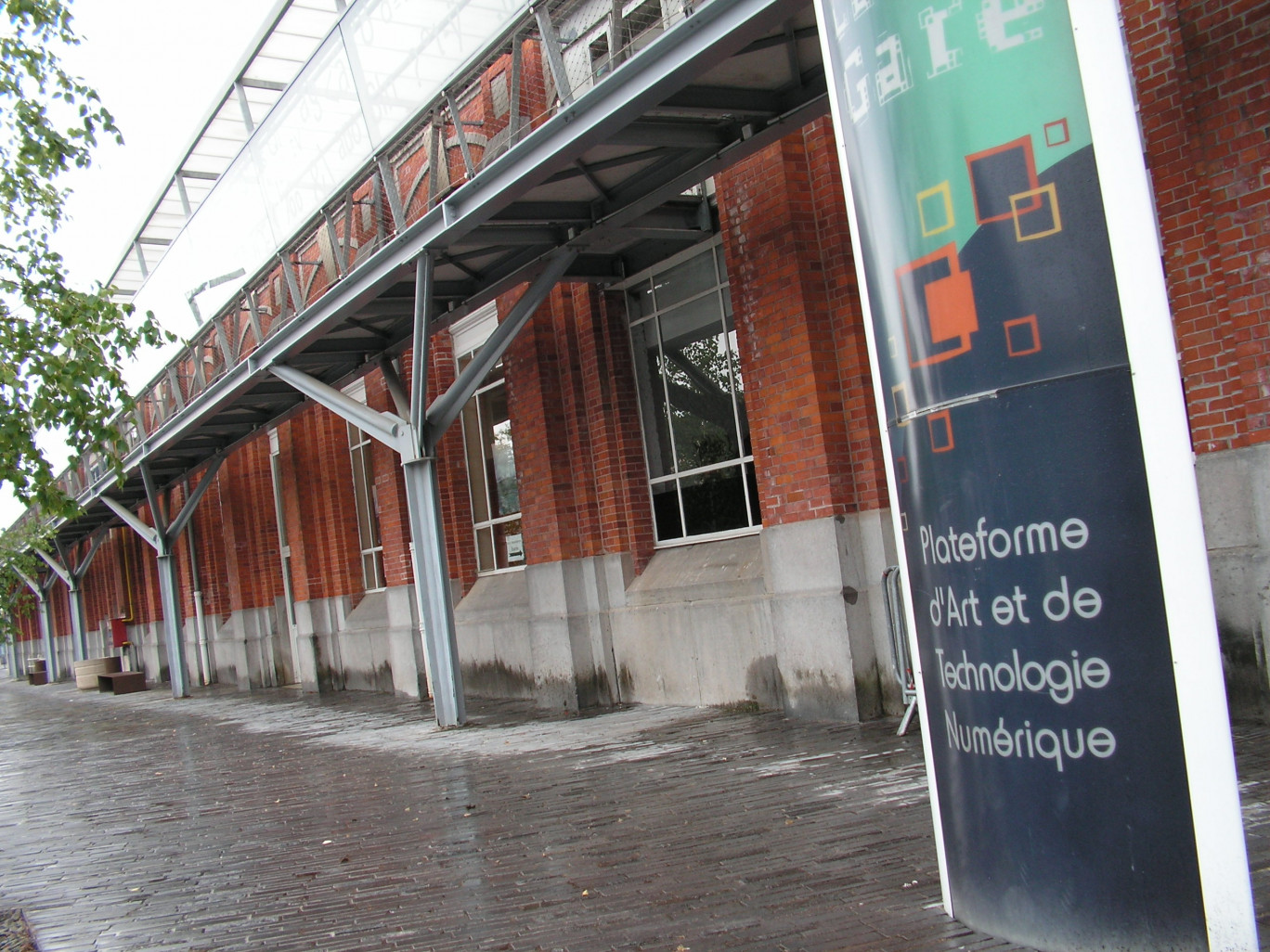 Depuis une vingtaine d’années, la partie de la gare cédée par la SNCF à la ville de Jeumont, se cherchait une vocation dans le numérique et les nouvelles technologies. Une vocation à la fois locale et internationale. Cette orientation, orchestrée par l’intercommunalité, a donc l’air de se préciser.