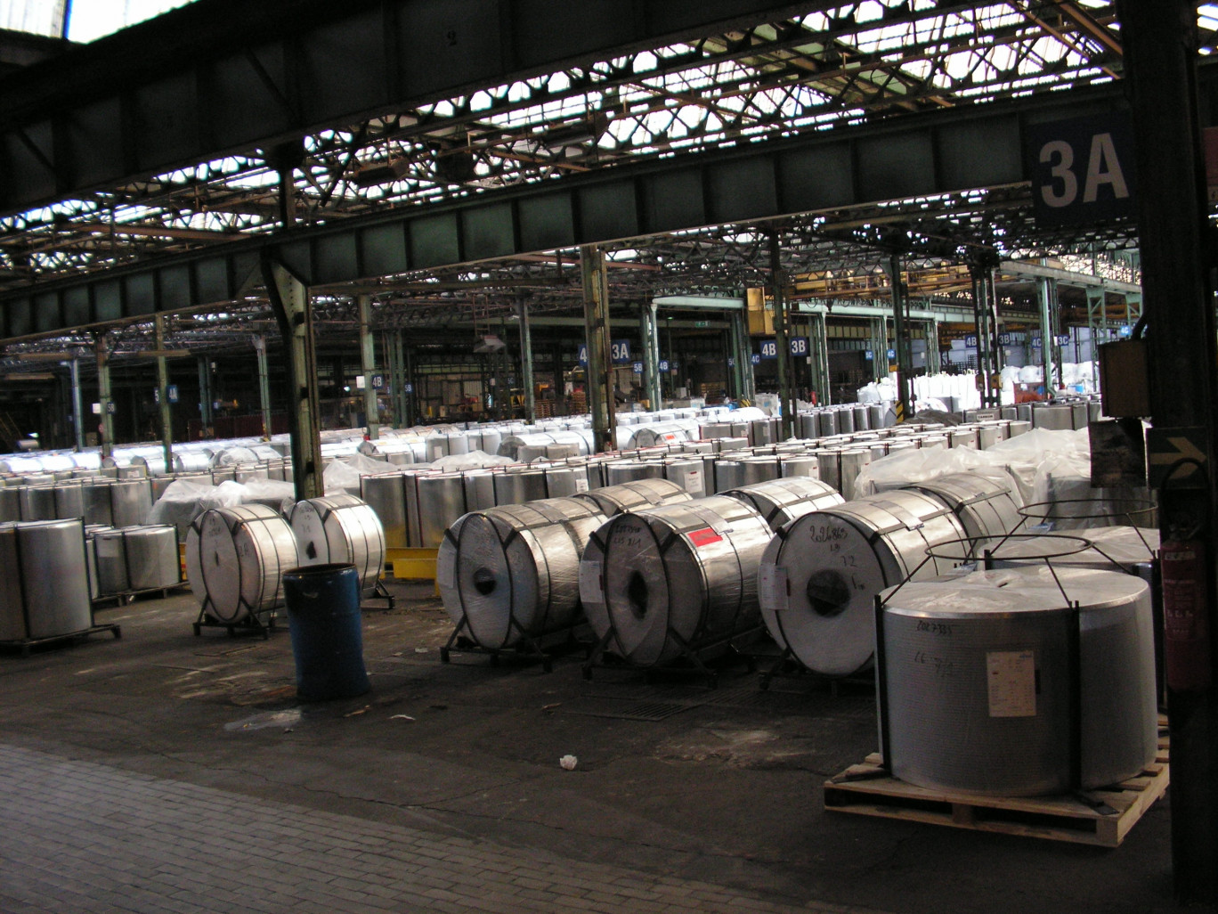 Sur le site industriel de Solesmes : des bobines de fils prêtes à l’expédition. 