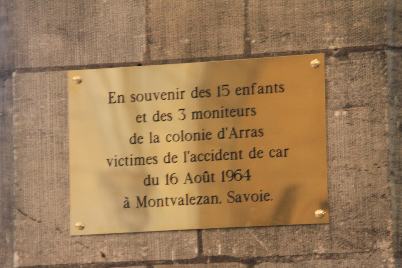 Une plaque commémorative a été dévoilée le 16 août dans le hall de l’hôtel de ville d’Arras.