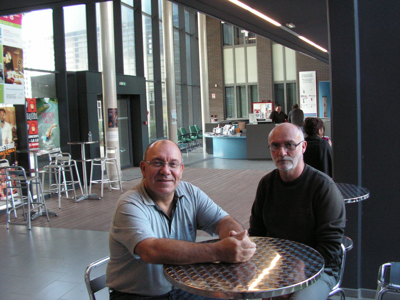 Dans le hall d’accueil du nouveau site. Robert Crocfer, responsable administratif du site (à gauche), en compagnie de Rémi Assier, technicien à l’IUT informatique.