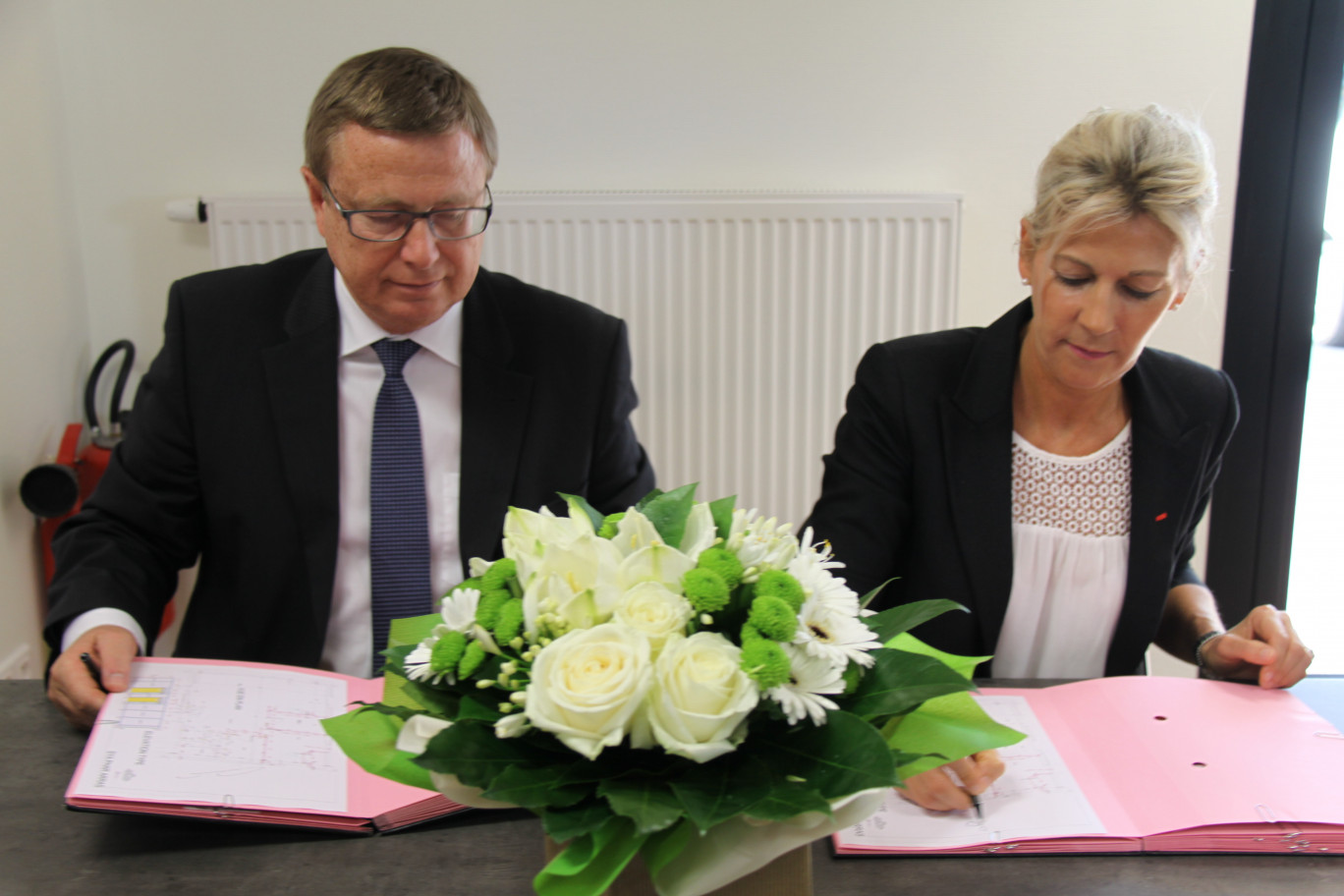 Signature du bail par Philipe Rapeneau, président de la Communauté urbaine d’Arras, et Christine Decherf, présidente de l’association Nénuphar.