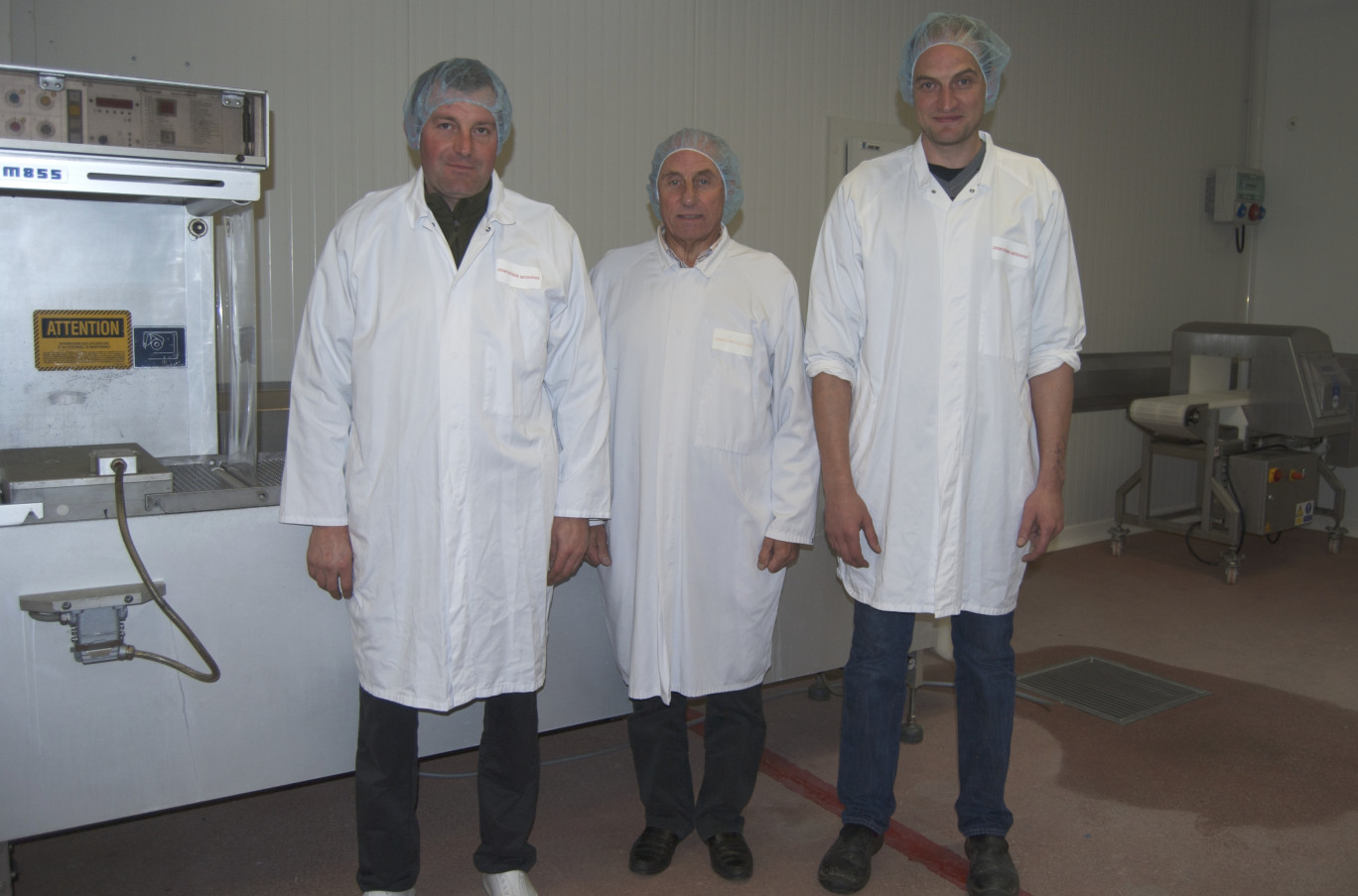 De gauche à droite dans le  nouvel atelier de production : Éric Leroy, responsable des jambons, Michel Valembois, dirigeant de la Charcuterie artisanale de la Lys, et Eddy Sergeant, chef de production.