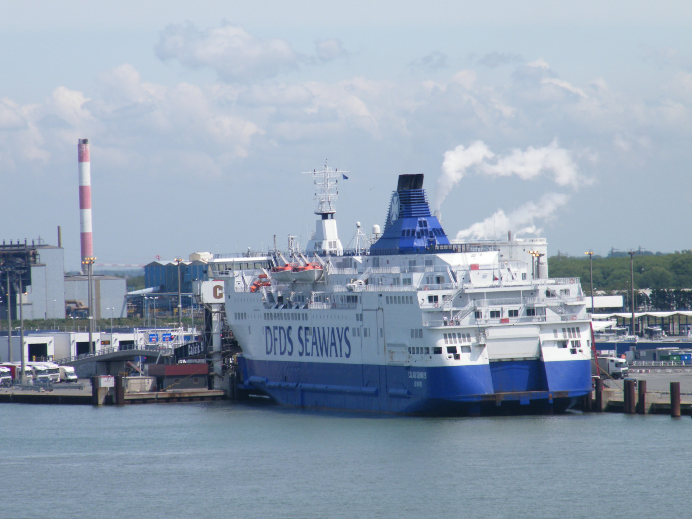 « Un des deux navires de DFDS au port de Calais »