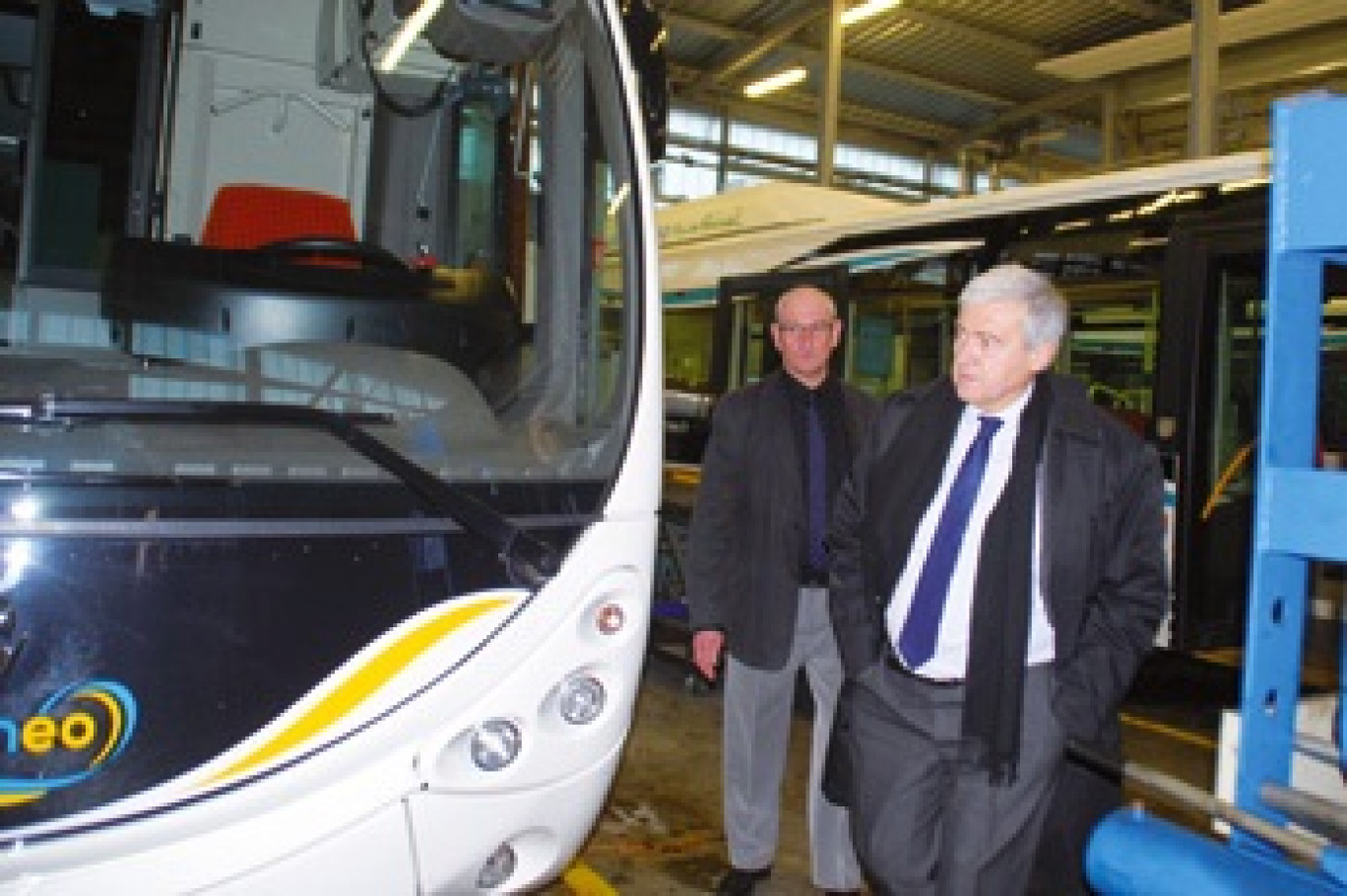 Le président de la RATP, Pierre Mongin, dans les ateliers de la Compagnie des transports boulonnais.